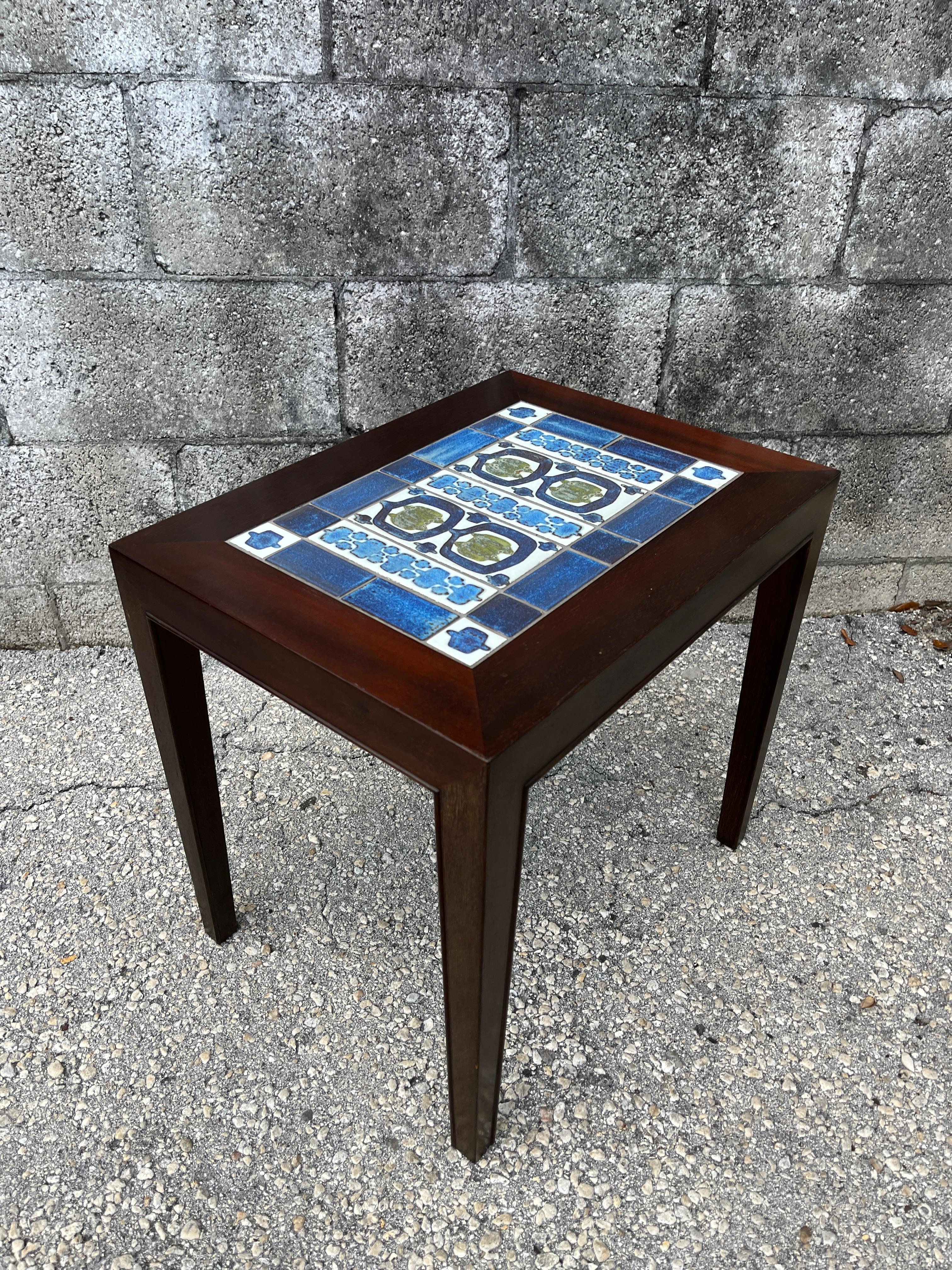 Mid Century Danish Modern side table with tile inlay by Severin Hansen. C 1960S Moderno de mediados de siglo en venta