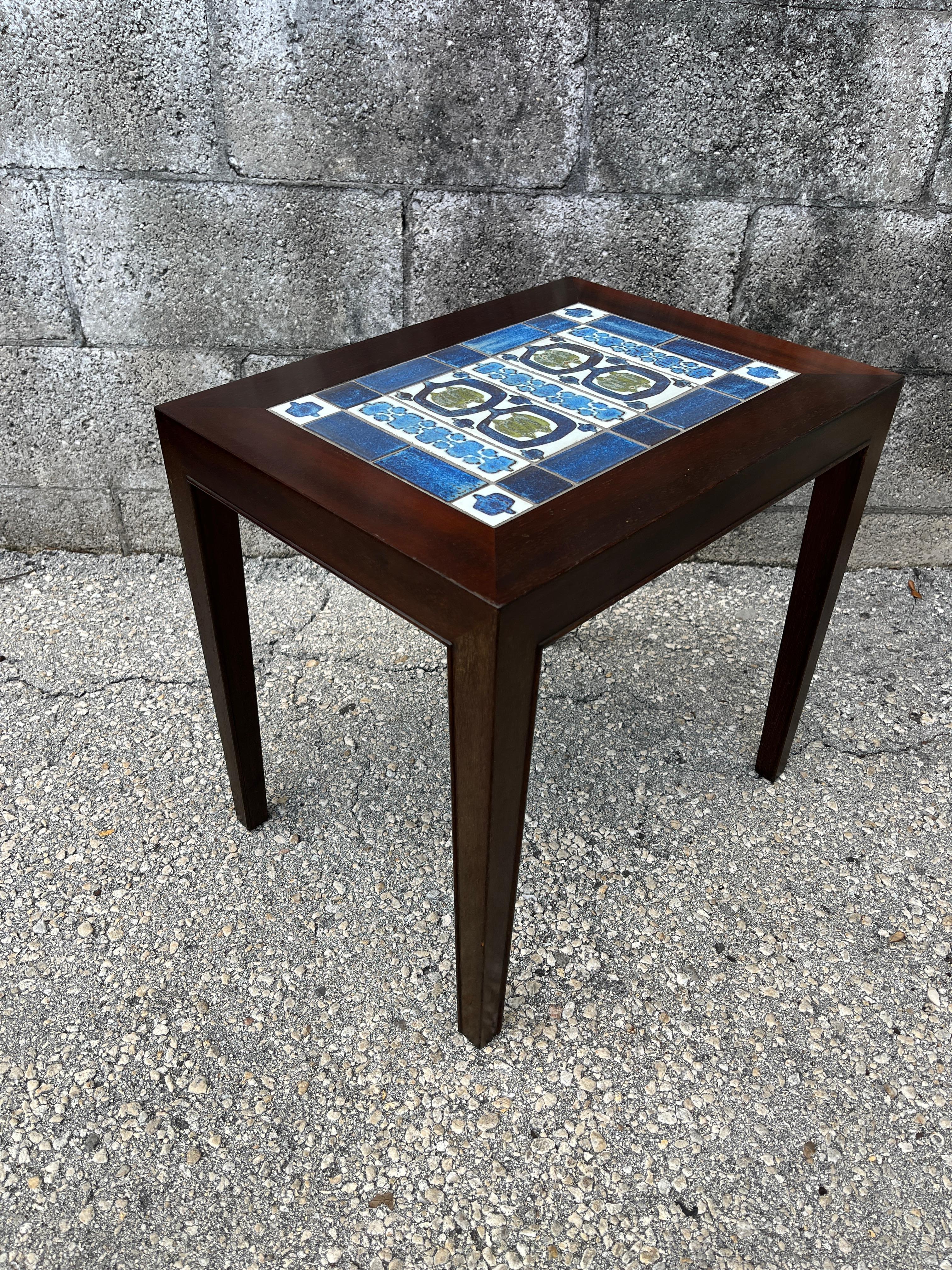 Mid Century Danish Modern side table with tile inlay by Severin Hansen. C 1960S Danés en venta