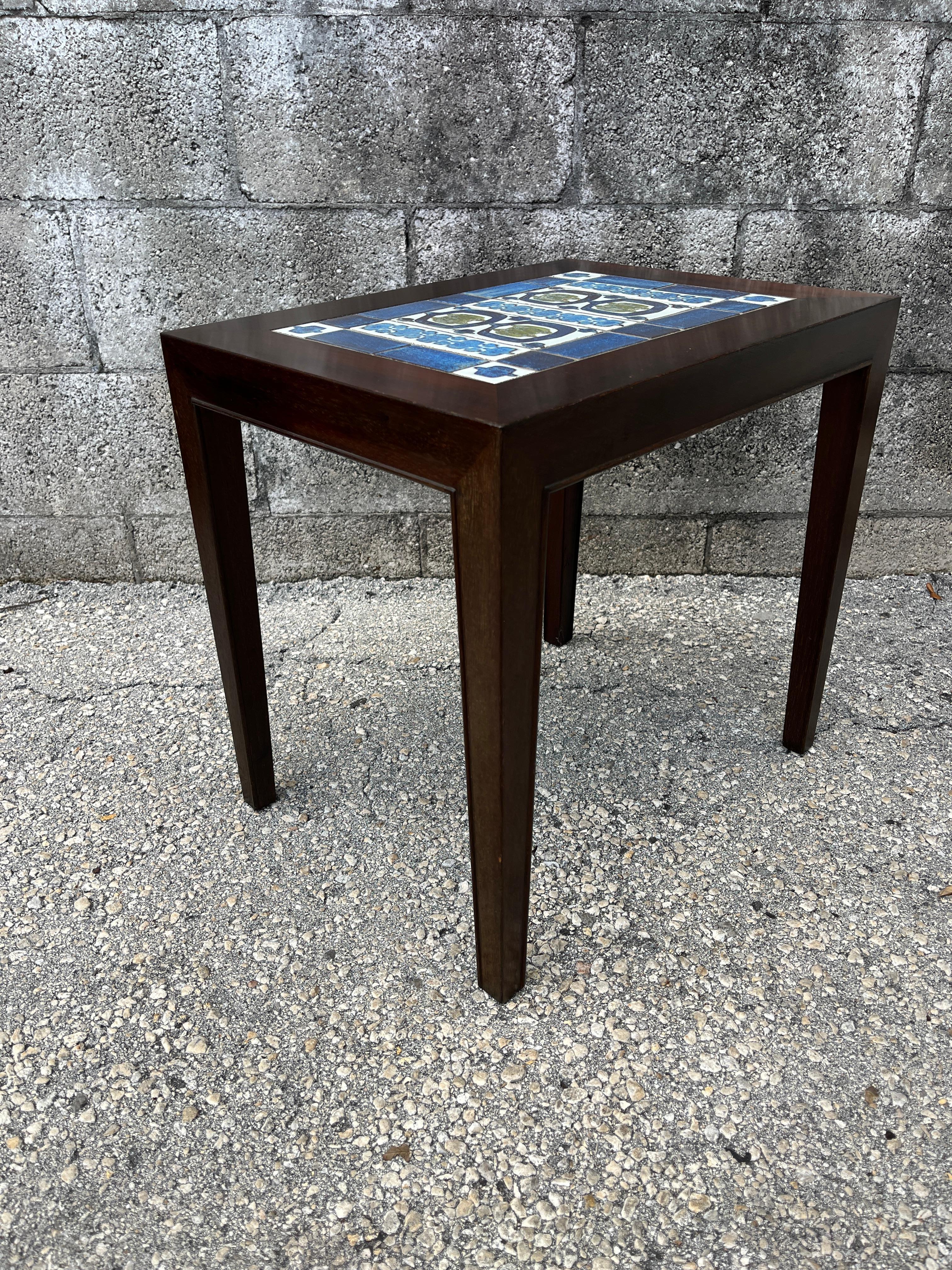 Mid Century Danish Modern side table with tile inlay by Severin Hansen. C 1960S Incrustación en venta