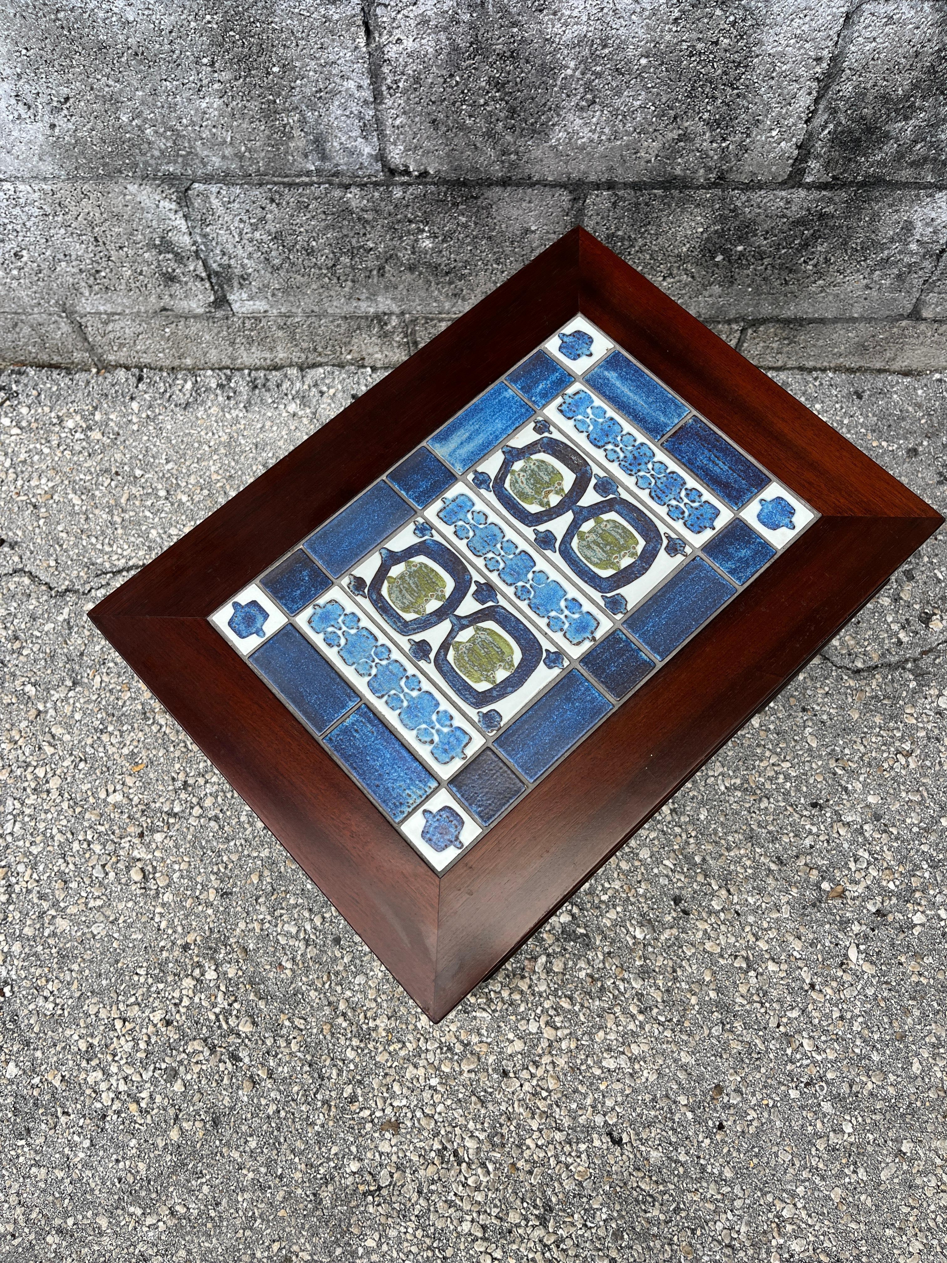 Mid Century Danish Modern side table with tile inlay by Severin Hansen. C 1960S en Bueno estado para la venta en Miami, FL