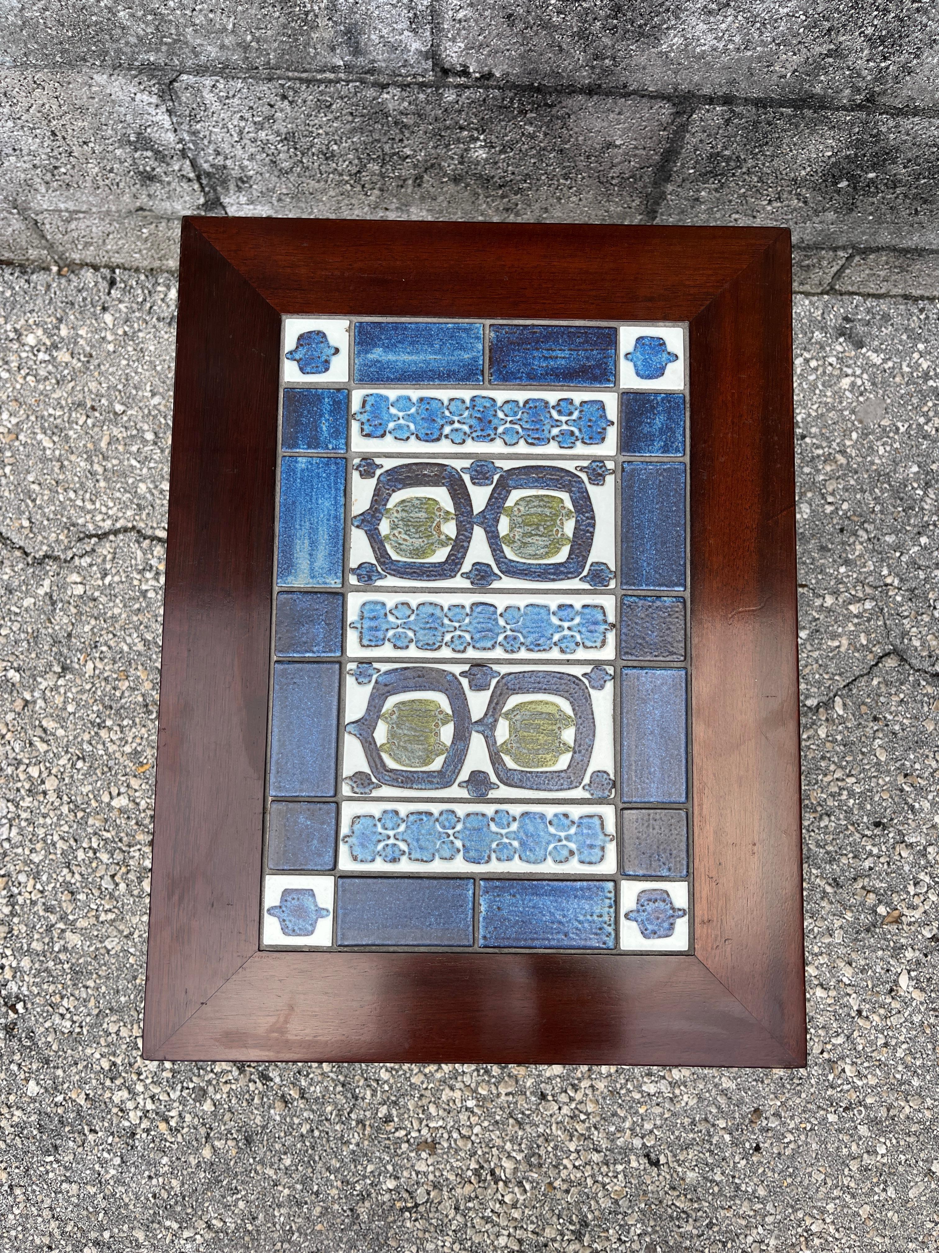 Mid Century Danish Modern side table with tile inlay by Severin Hansen. C 1960S mediados del siglo XX en venta