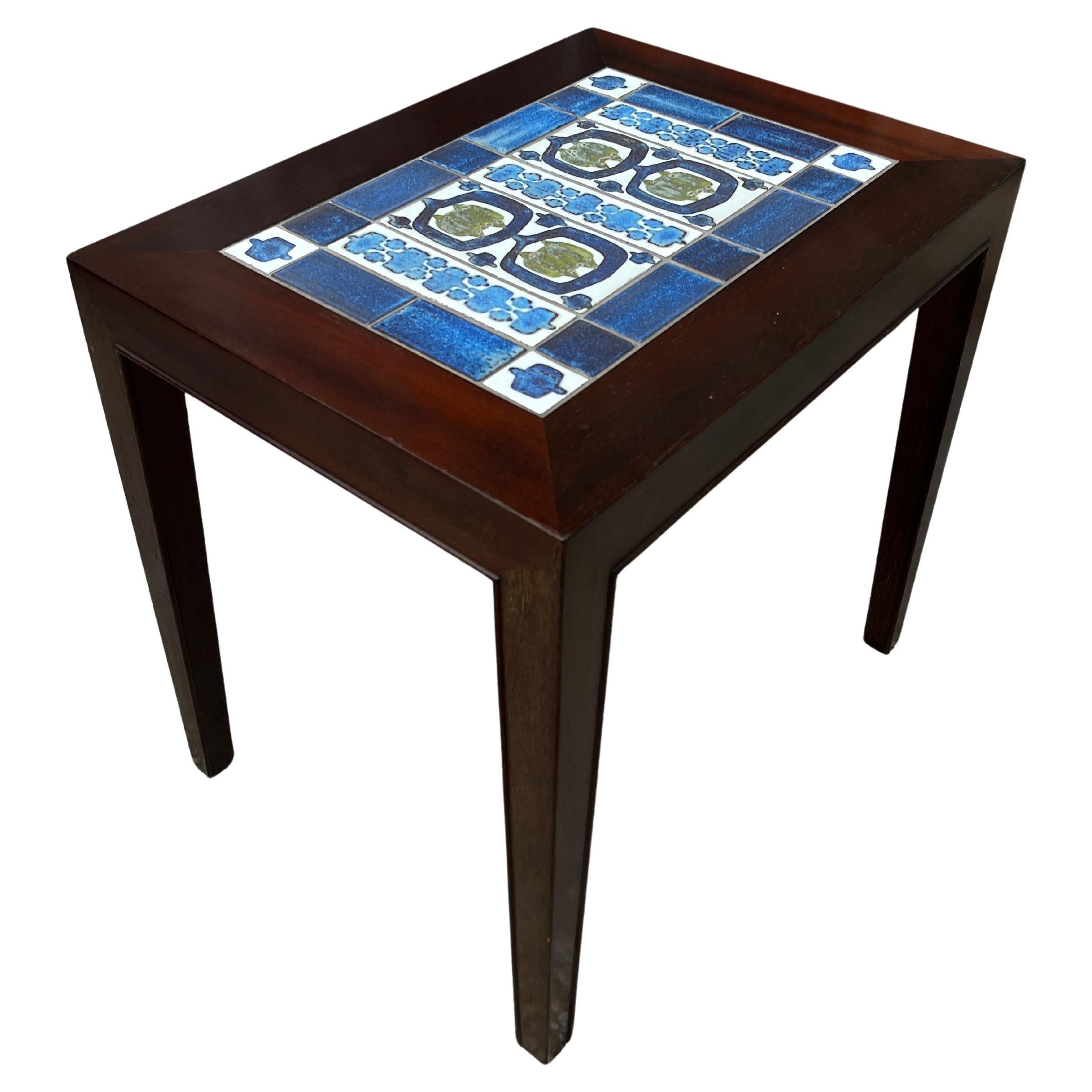 Mid Century Danish Modern side table with tile inlay by Severin Hansen. C 1960S en venta
