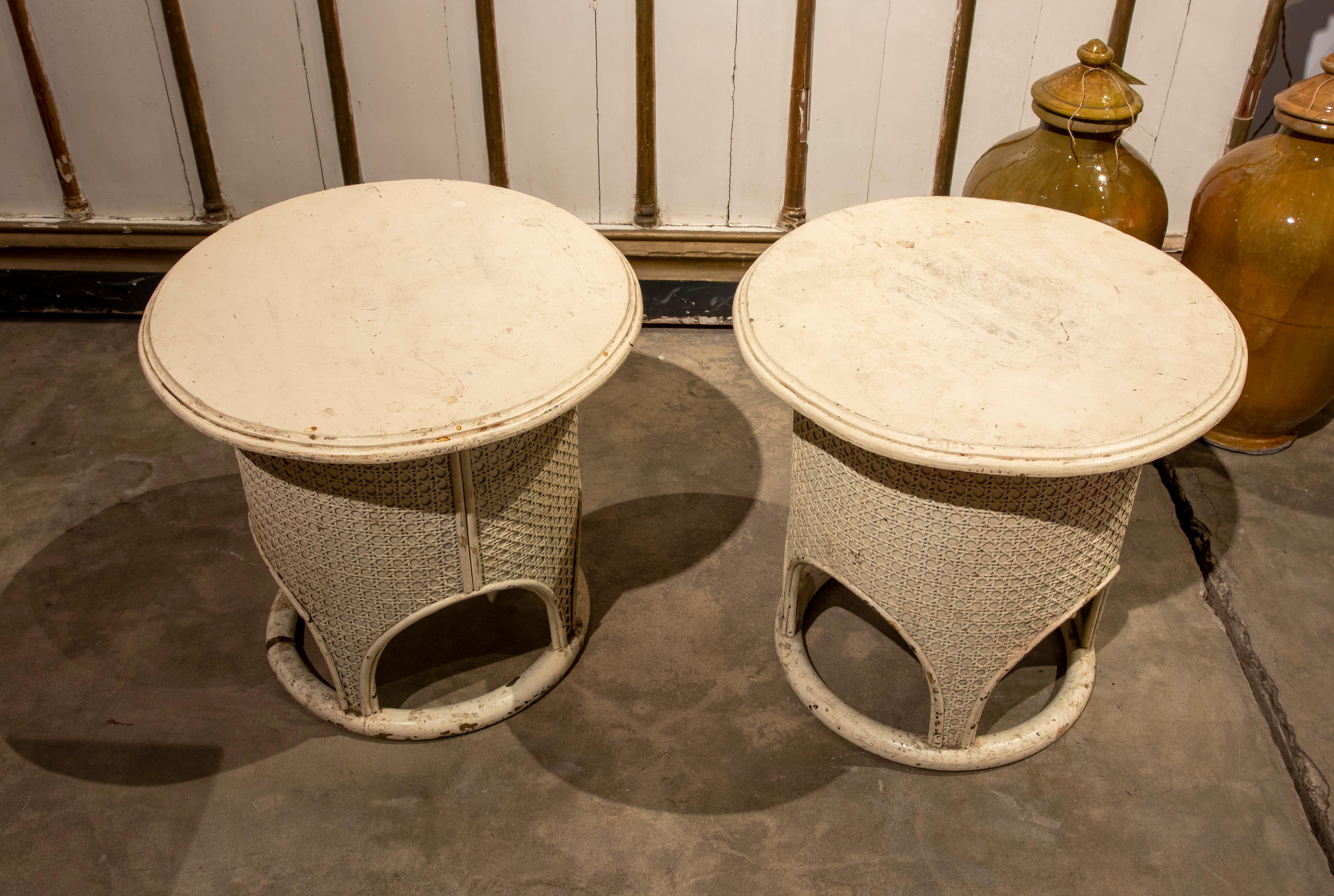 1970s Pair of Round Wooden Side Tables with Wicker In Good Condition In Marbella, ES