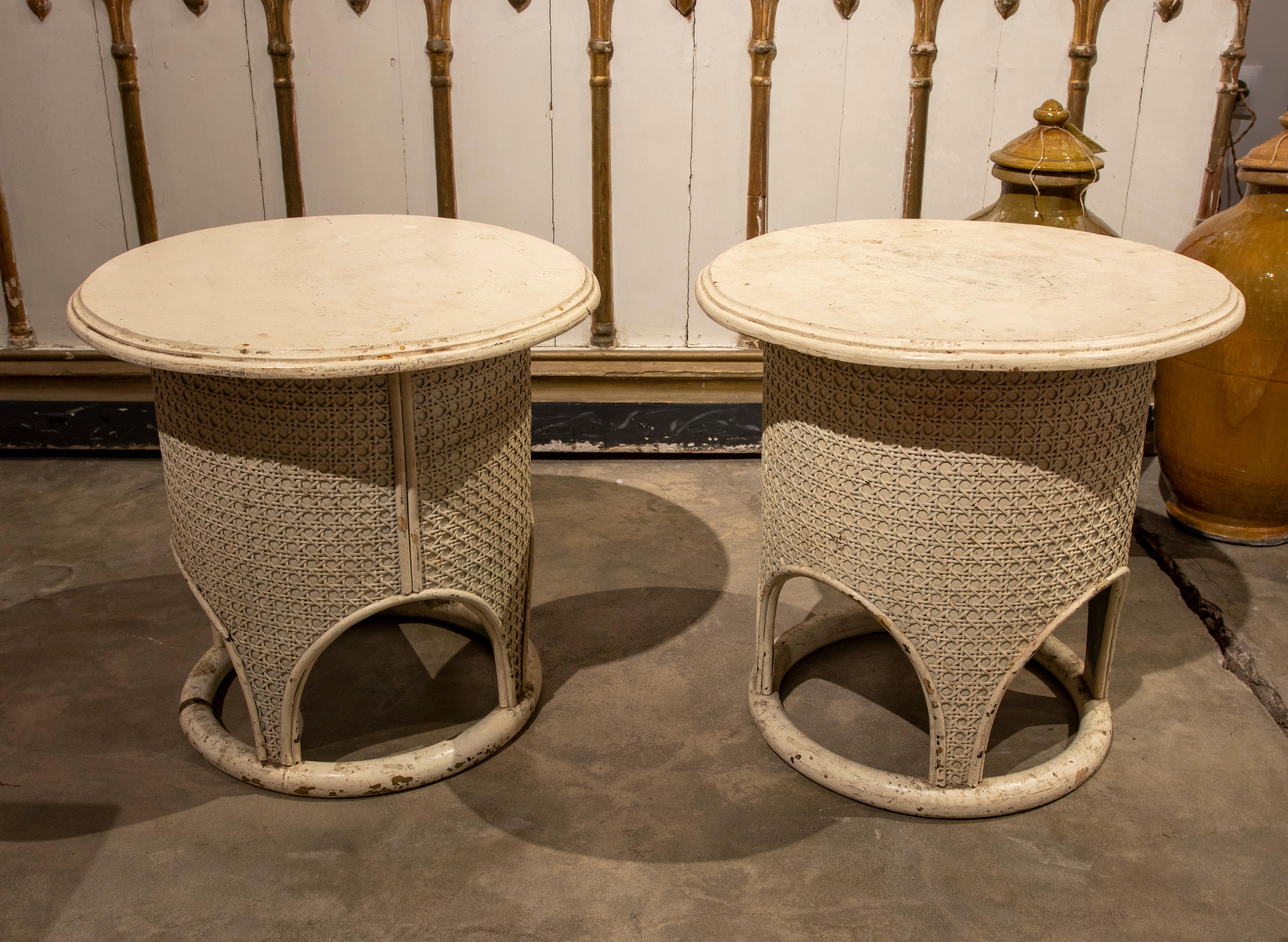 20th Century 1970s Pair of Round Wooden Side Tables with Wicker