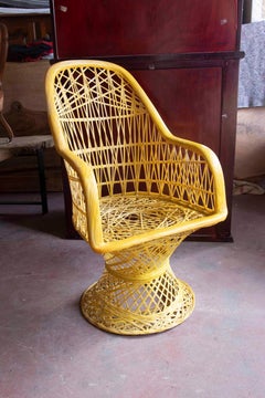 1970 Paire de fauteuils en résine de couleur jaune