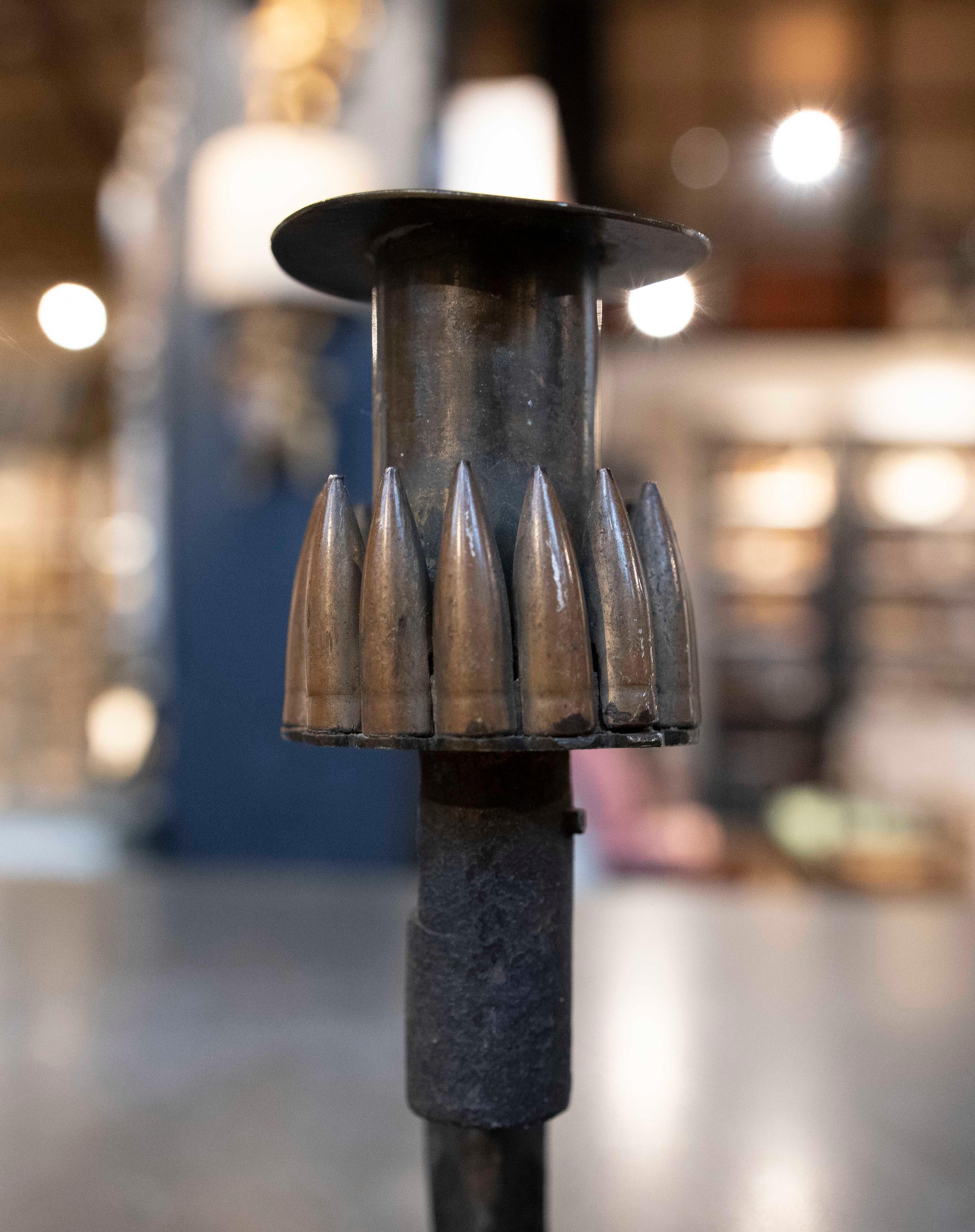 1970er Jahre Paar rustikale Kerzenständer mit Details aus recycelter Munition (20. Jahrhundert) im Angebot