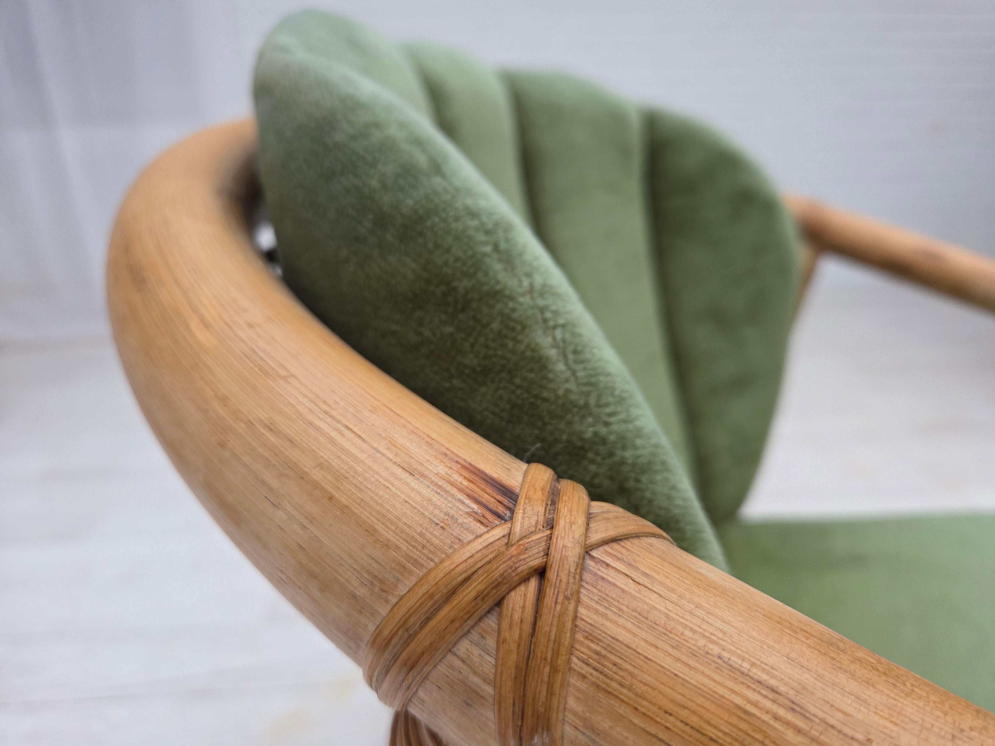 1970s, pair of Scandinavian lounge chairs, green furniture velour and rattan. For Sale 3