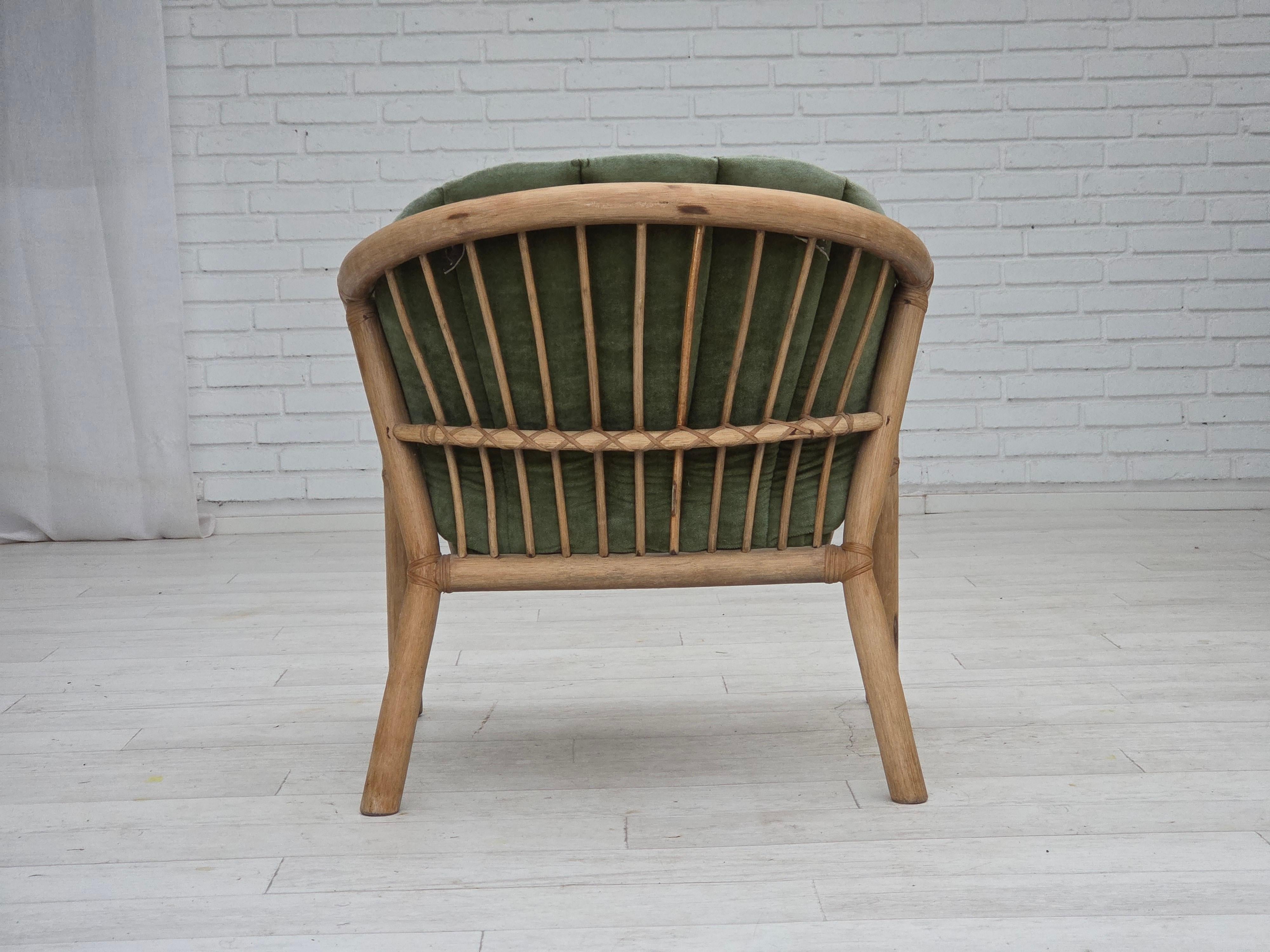 1970s, pair of Scandinavian lounge chairs, green furniture velour and rattan. For Sale 4