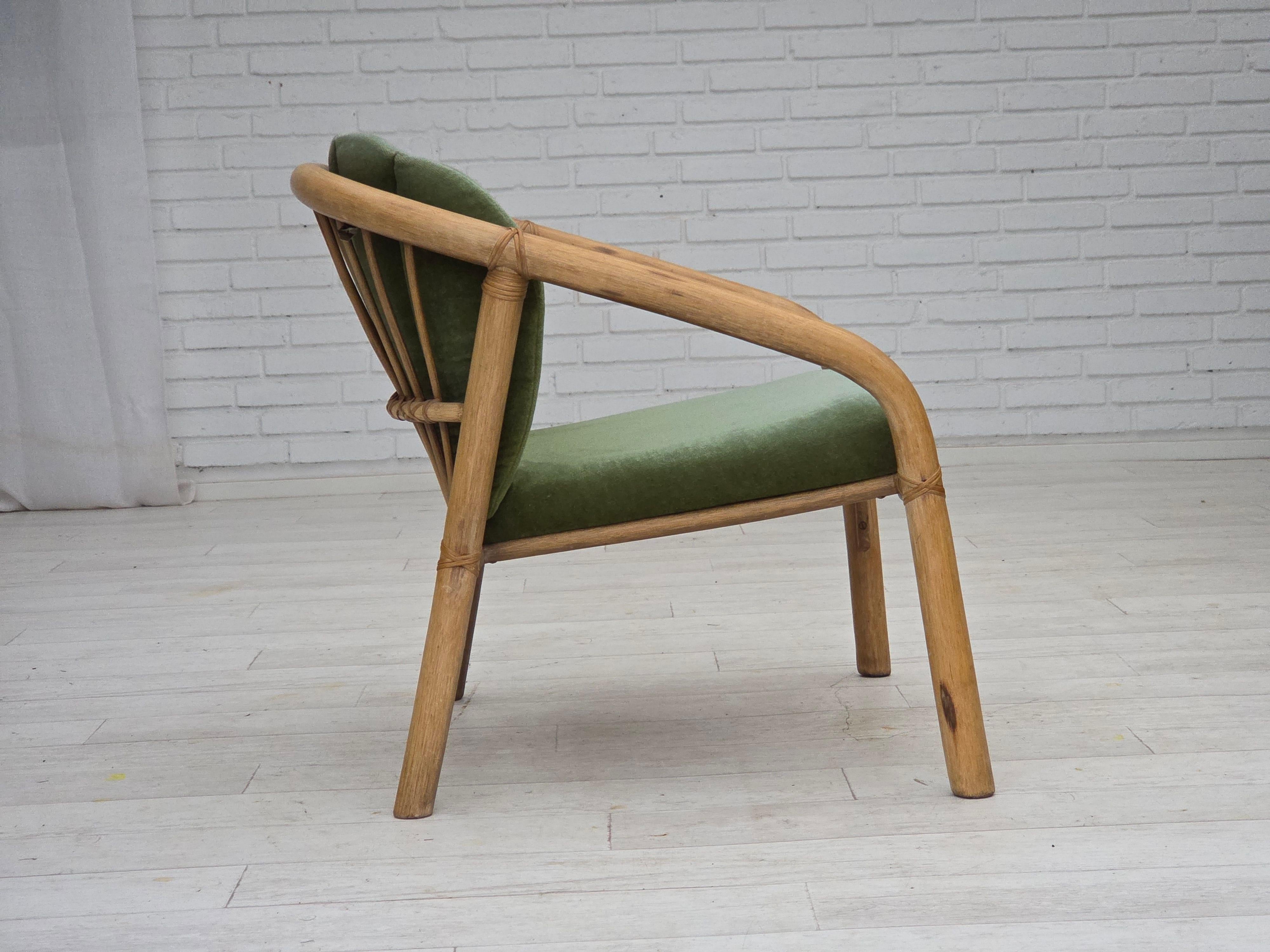 1970s, pair of Scandinavian lounge chairs, green furniture velour and rattan. For Sale 7