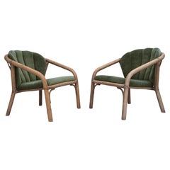 1970er Jahre, zwei skandinavische Loungesessel, grüner Möbelvelours und Rattan.
