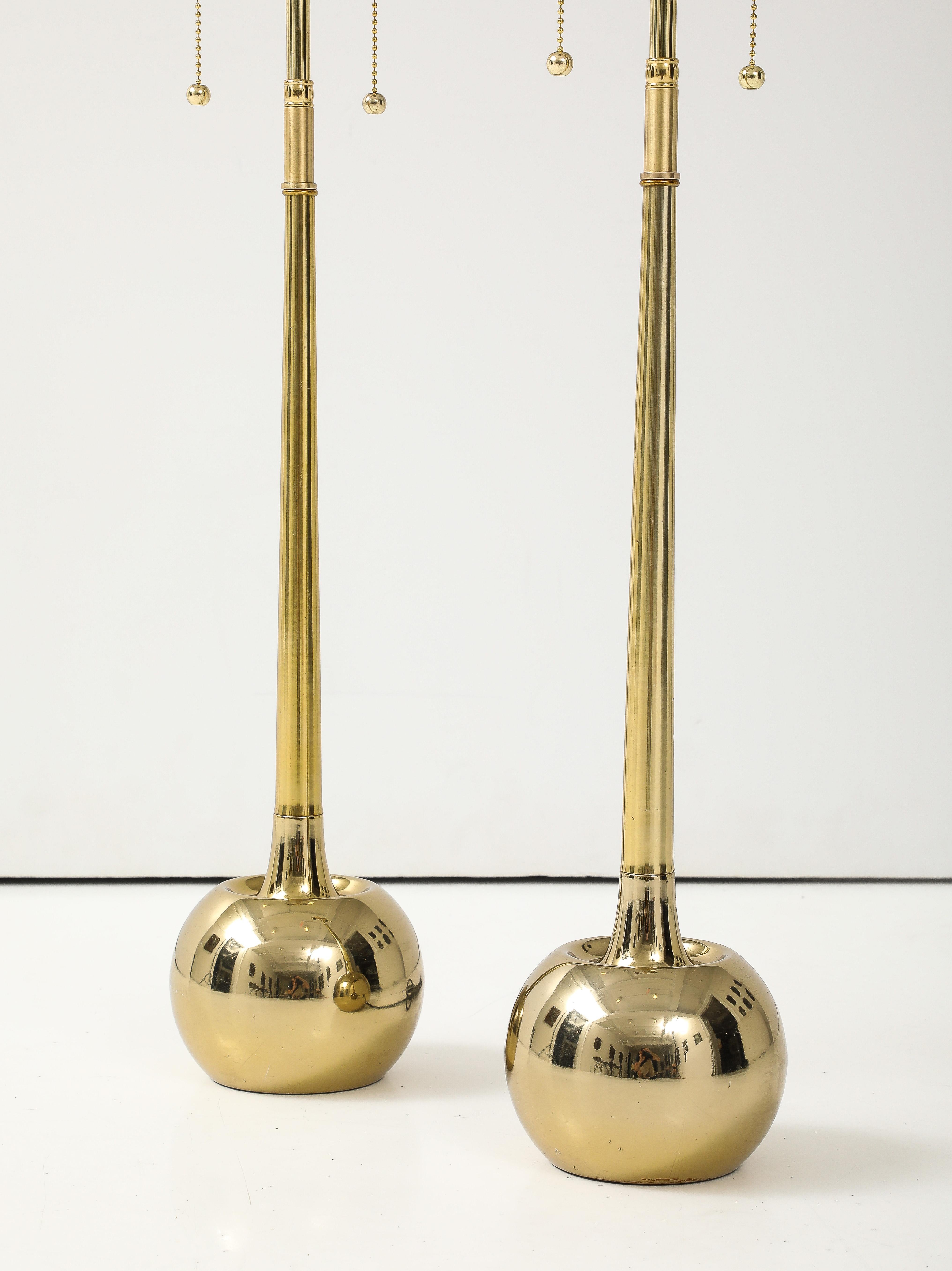 Américain Paire d'élégantes années 1970  Lampes à boules en laiton poli par Laurel Lamp Company en vente