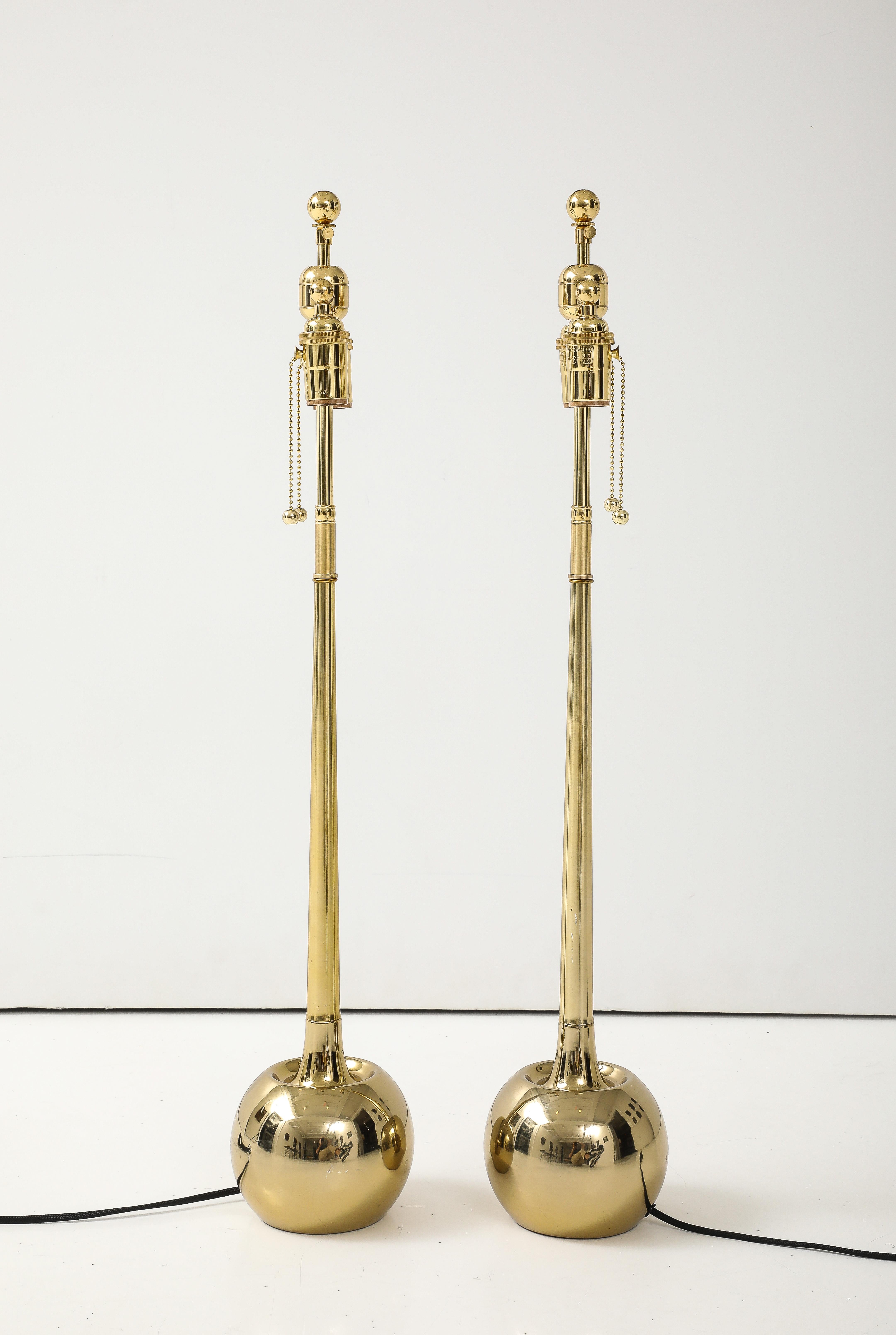 Paire d'élégantes années 1970  Lampes à boules en laiton poli par Laurel Lamp Company Bon état - En vente à New York, NY