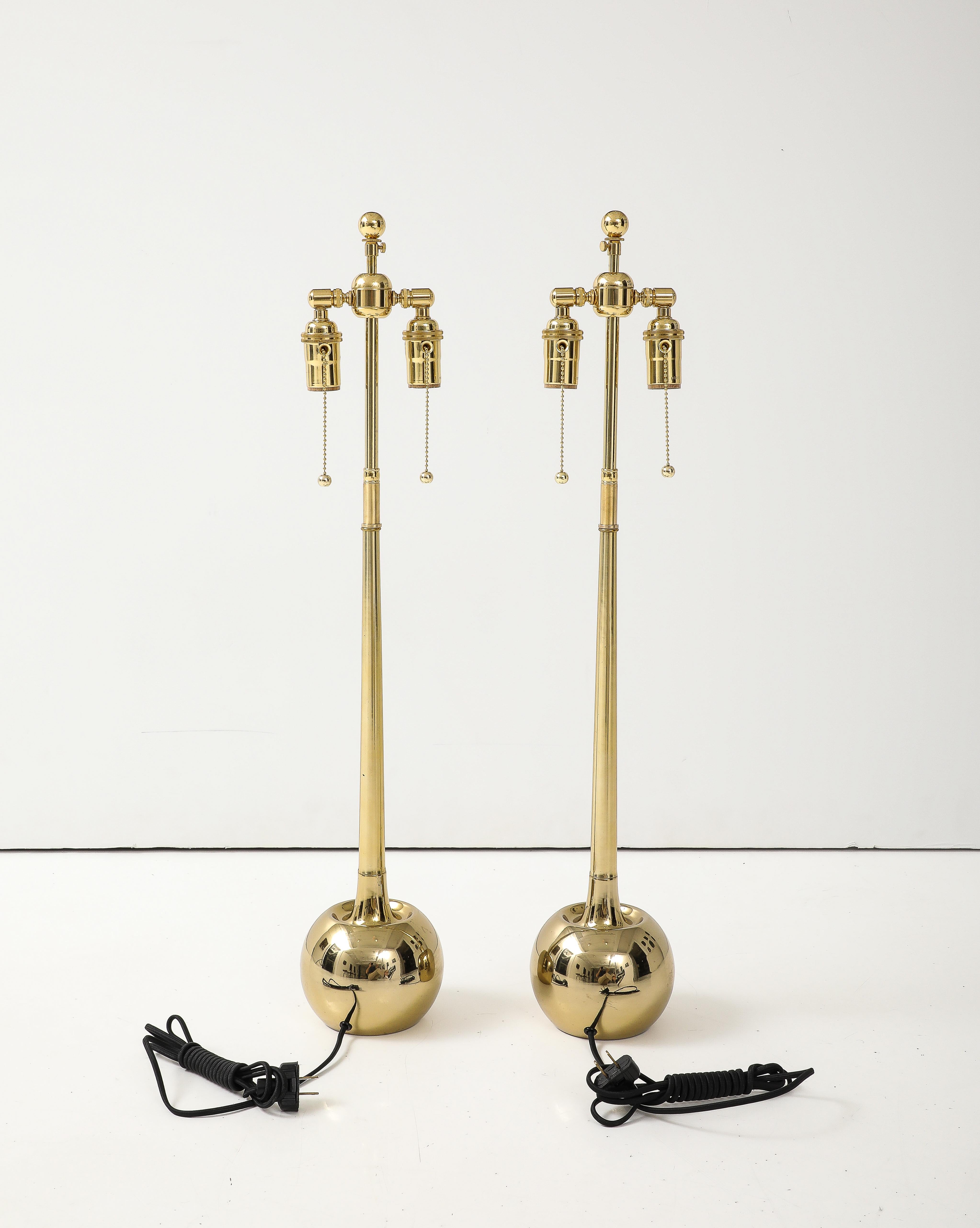 Fin du 20e siècle Paire d'élégantes années 1970  Lampes à boules en laiton poli par Laurel Lamp Company en vente