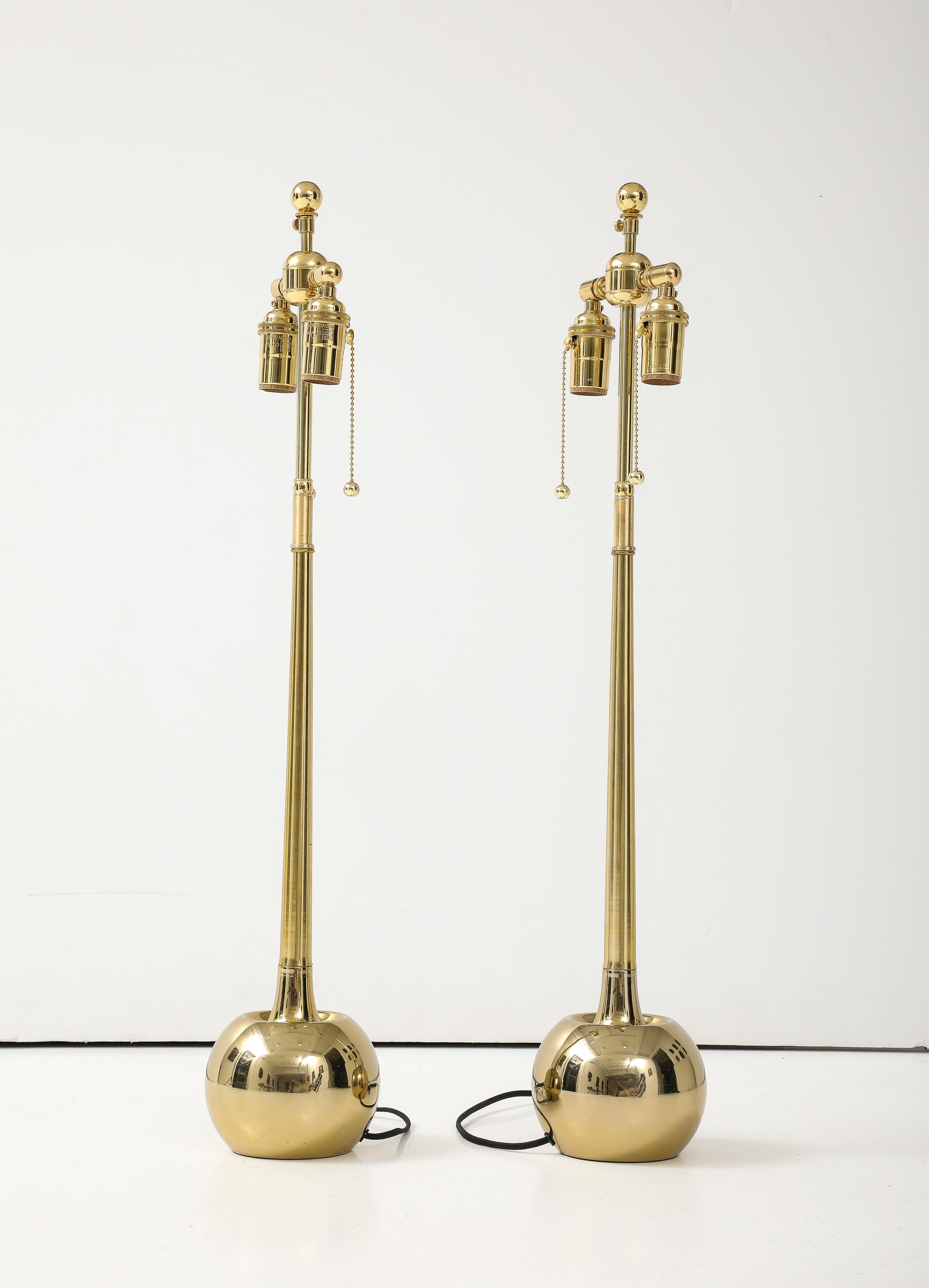 Laiton Paire d'élégantes années 1970  Lampes à boules en laiton poli par Laurel Lamp Company en vente