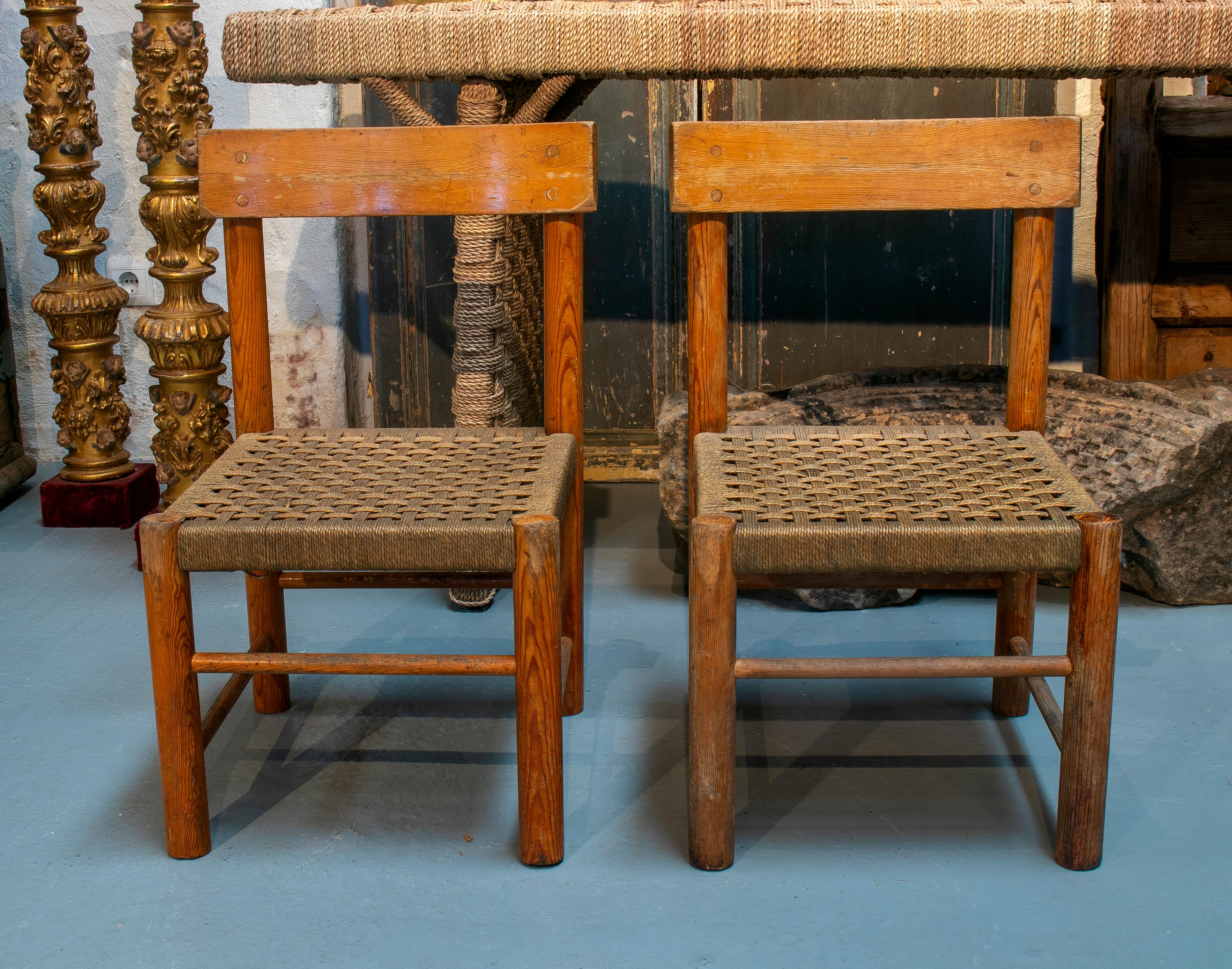 zwei spanische Stühle aus den 1970er Jahren mit geflochtenen Sitzen aus Weidengeflecht.