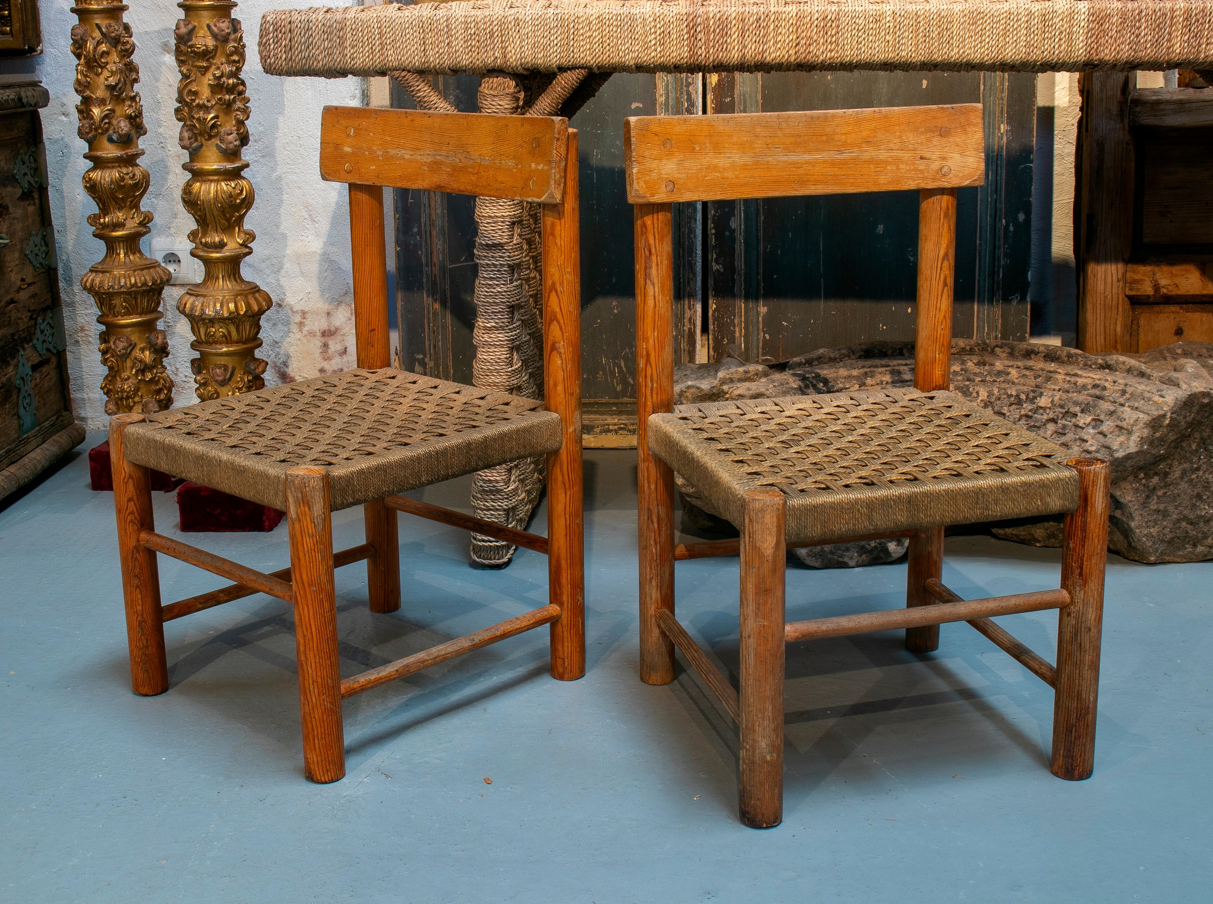 1970er Paar spanische Stühle mit geflochtenen Sitzen aus Weidengeflecht (Spanisch) im Angebot