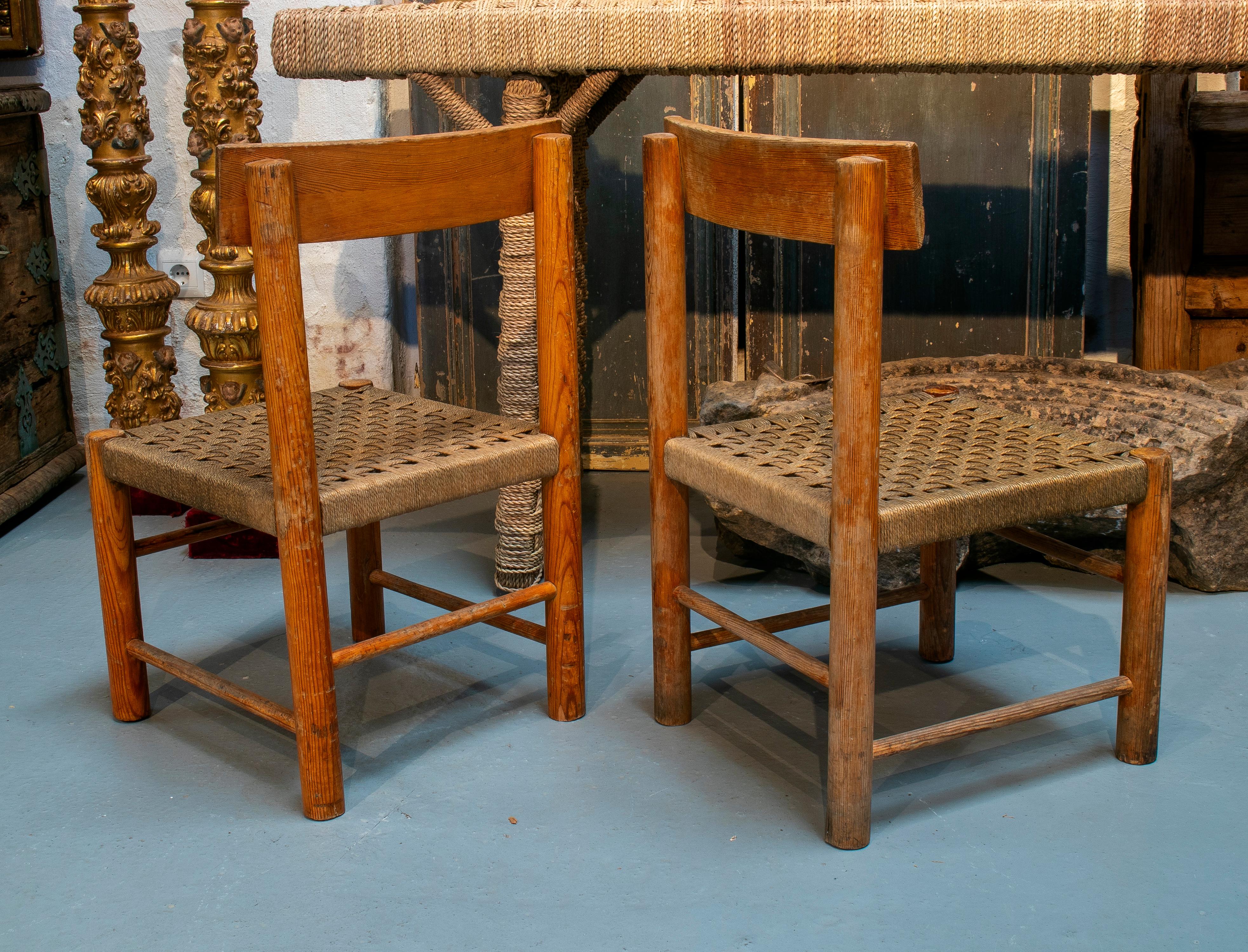 1970er Paar spanische Stühle mit geflochtenen Sitzen aus Weidengeflecht im Zustand „Gut“ im Angebot in Marbella, ES