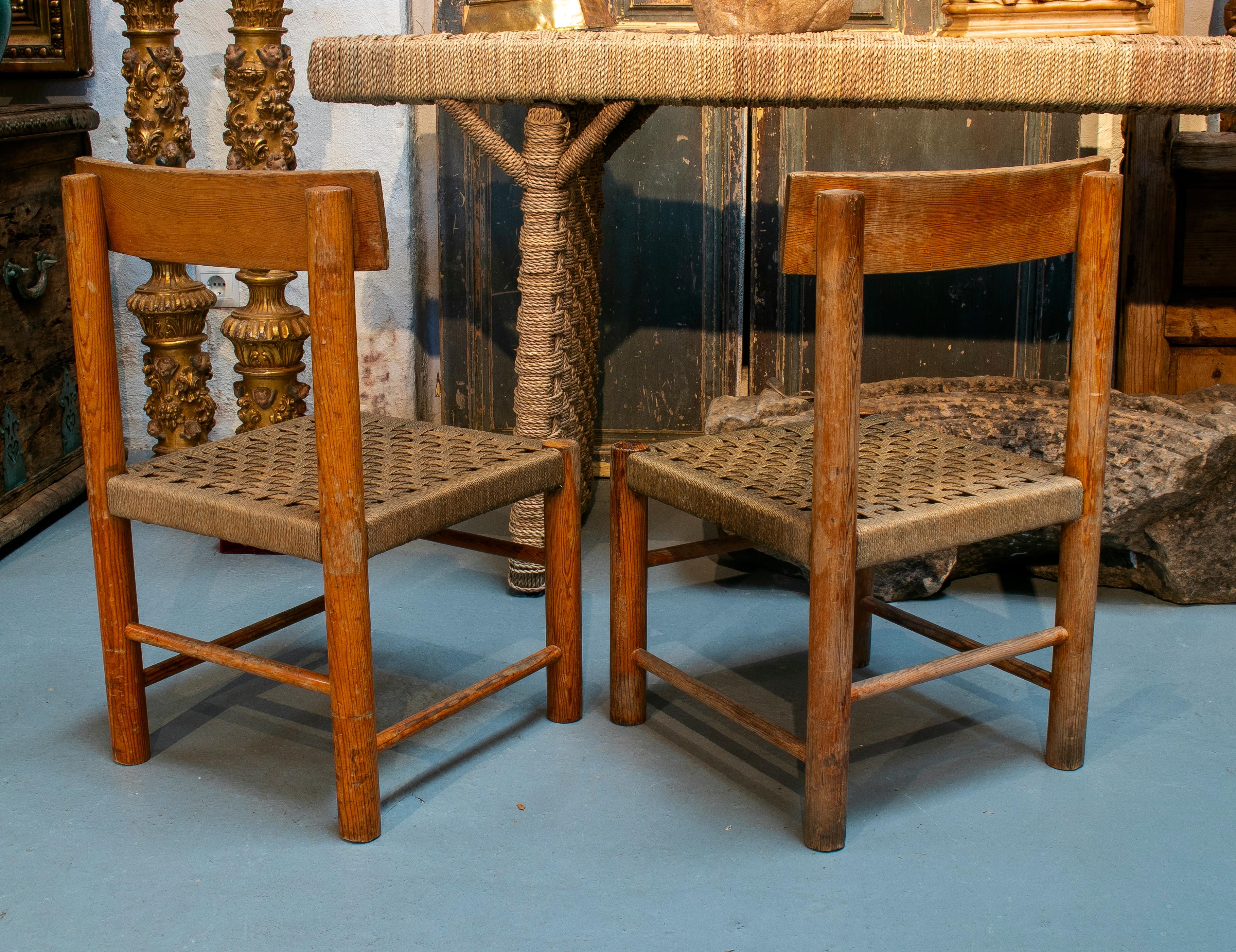 1970er Paar spanische Stühle mit geflochtenen Sitzen aus Weidengeflecht (20. Jahrhundert) im Angebot