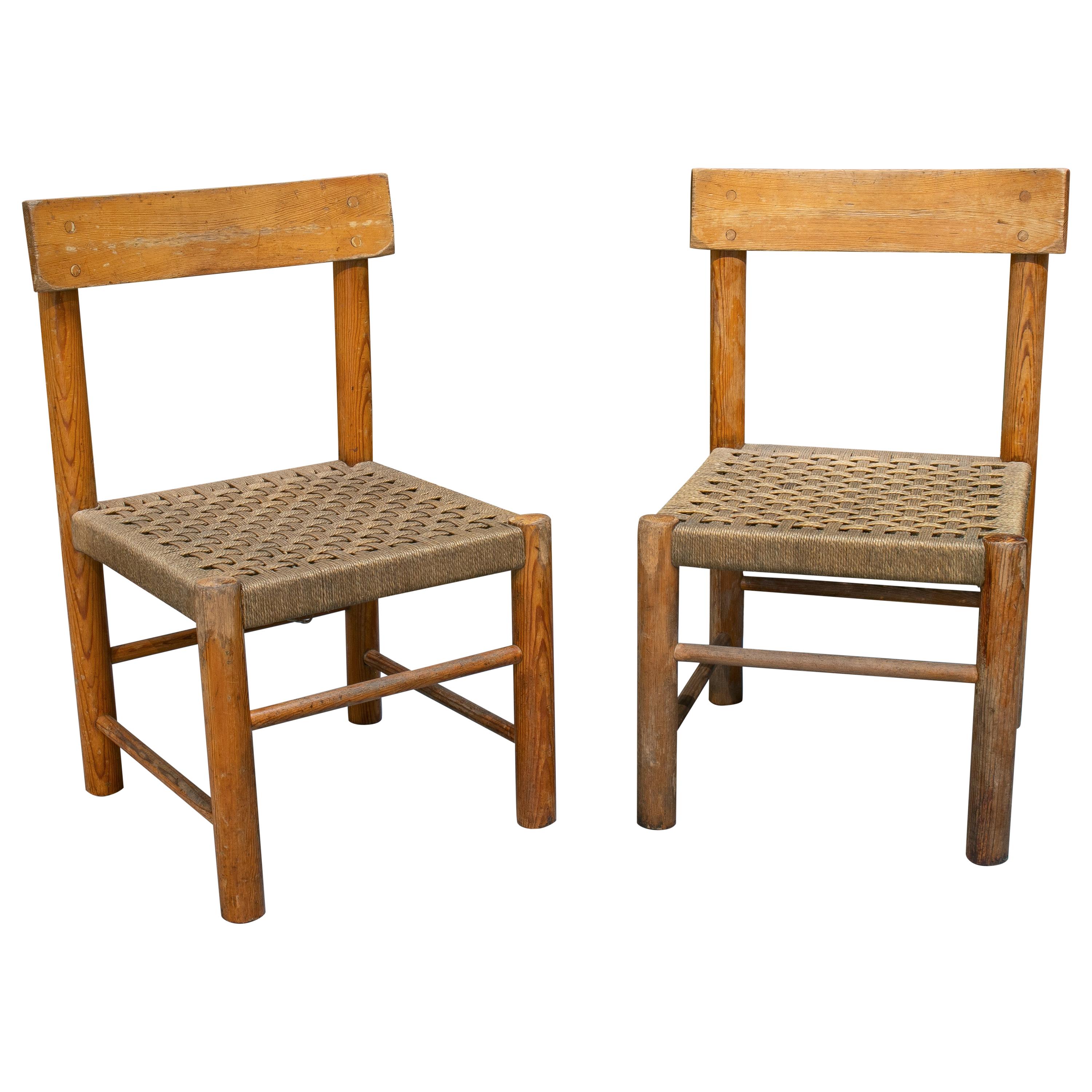 1970er Paar spanische Stühle mit geflochtenen Sitzen aus Weidengeflecht im Angebot