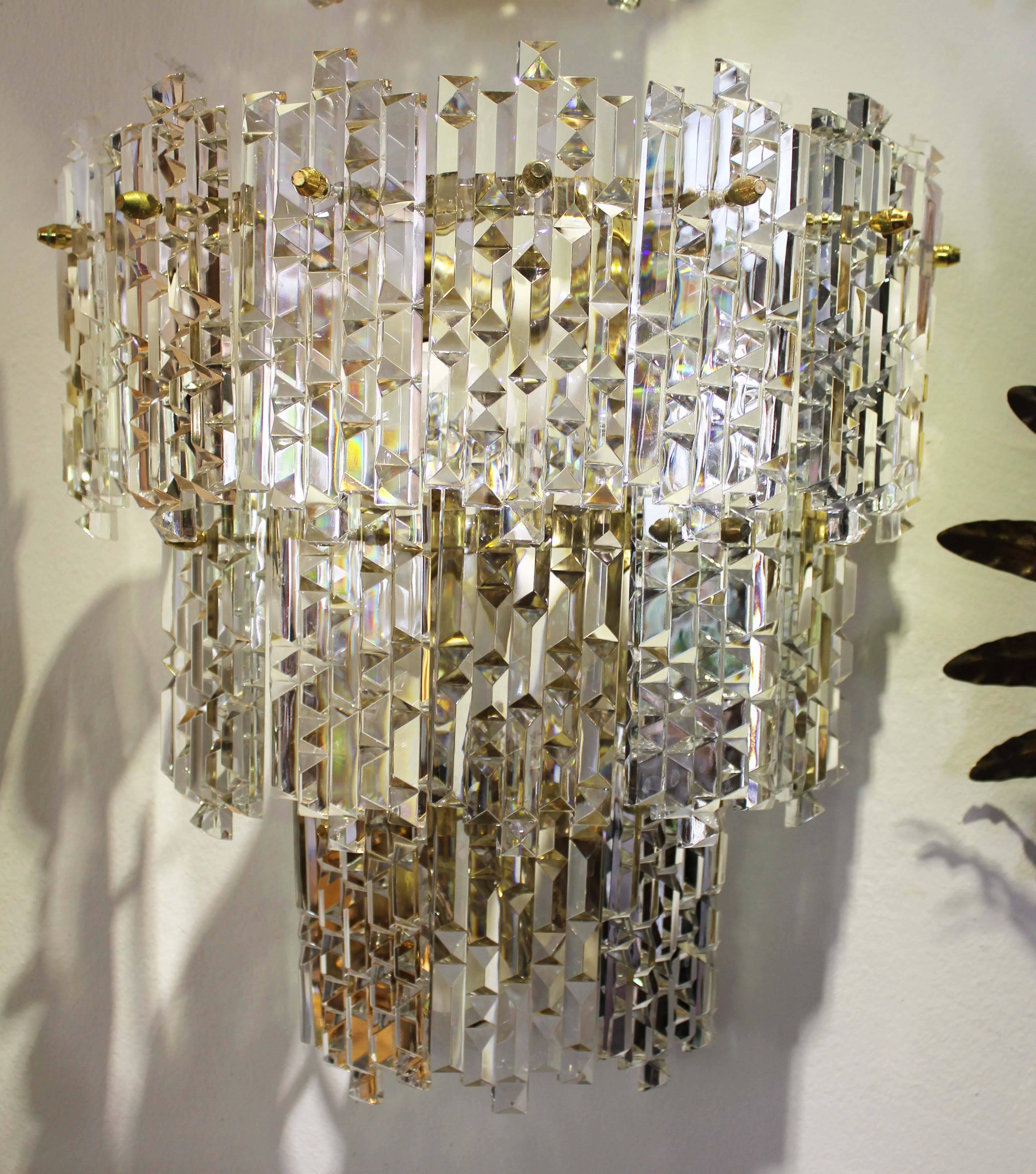 1970s Pair of Spanish Gilded Brass Wall Lamps with Beveled Crystal In Good Condition In Marbella, ES