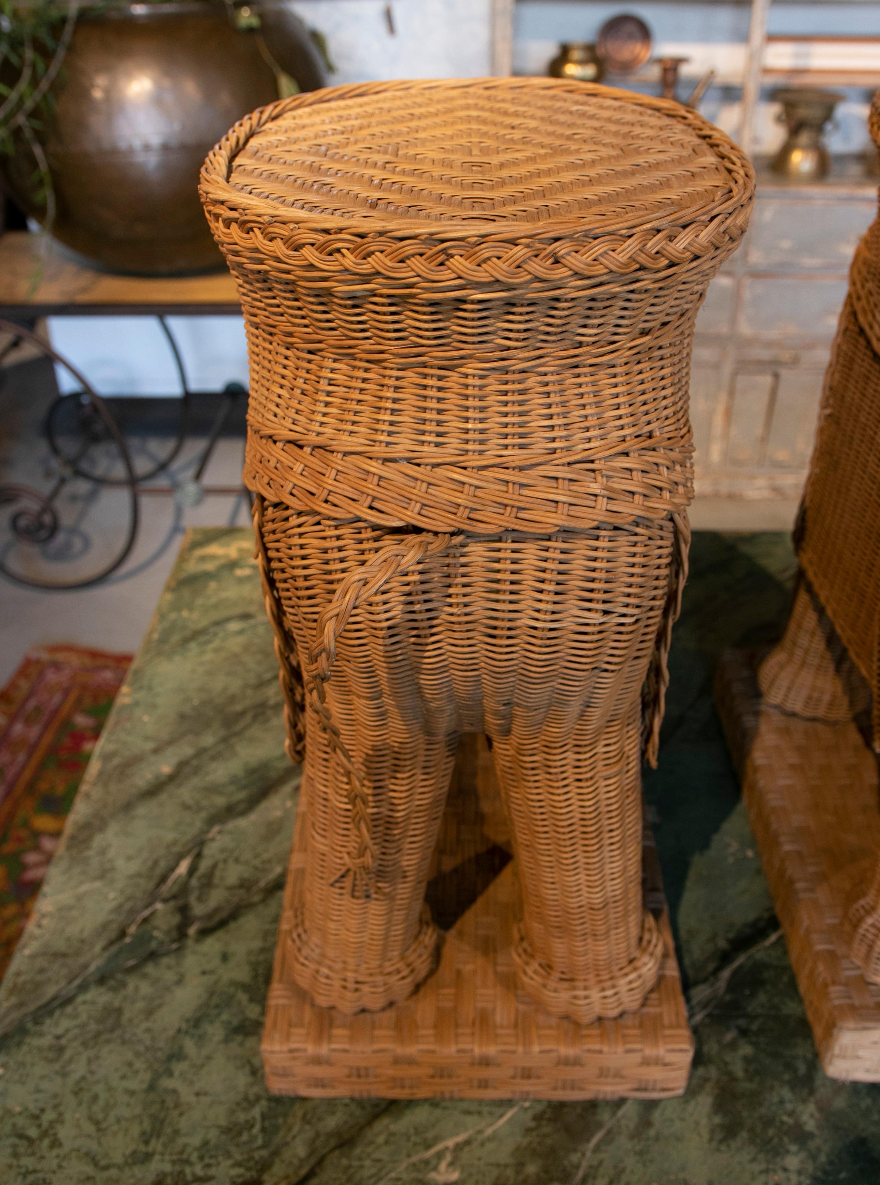 1970s Pair of Spanish Hand Woven Wicker Elephant Pedestal Side Tables For Sale 8
