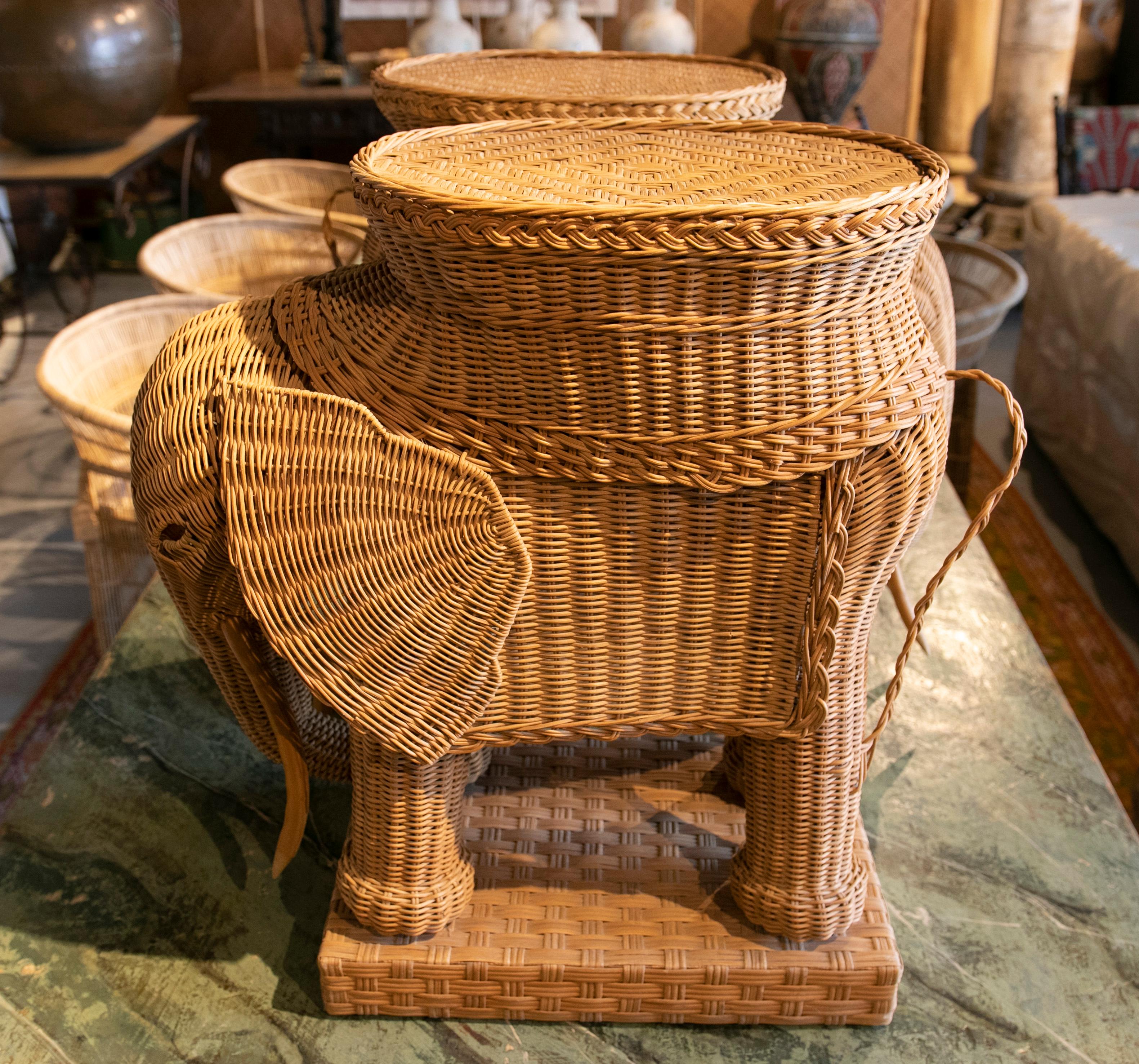 1970s Pair of Spanish Hand Woven Wicker Elephant Pedestal Side Tables For Sale 12