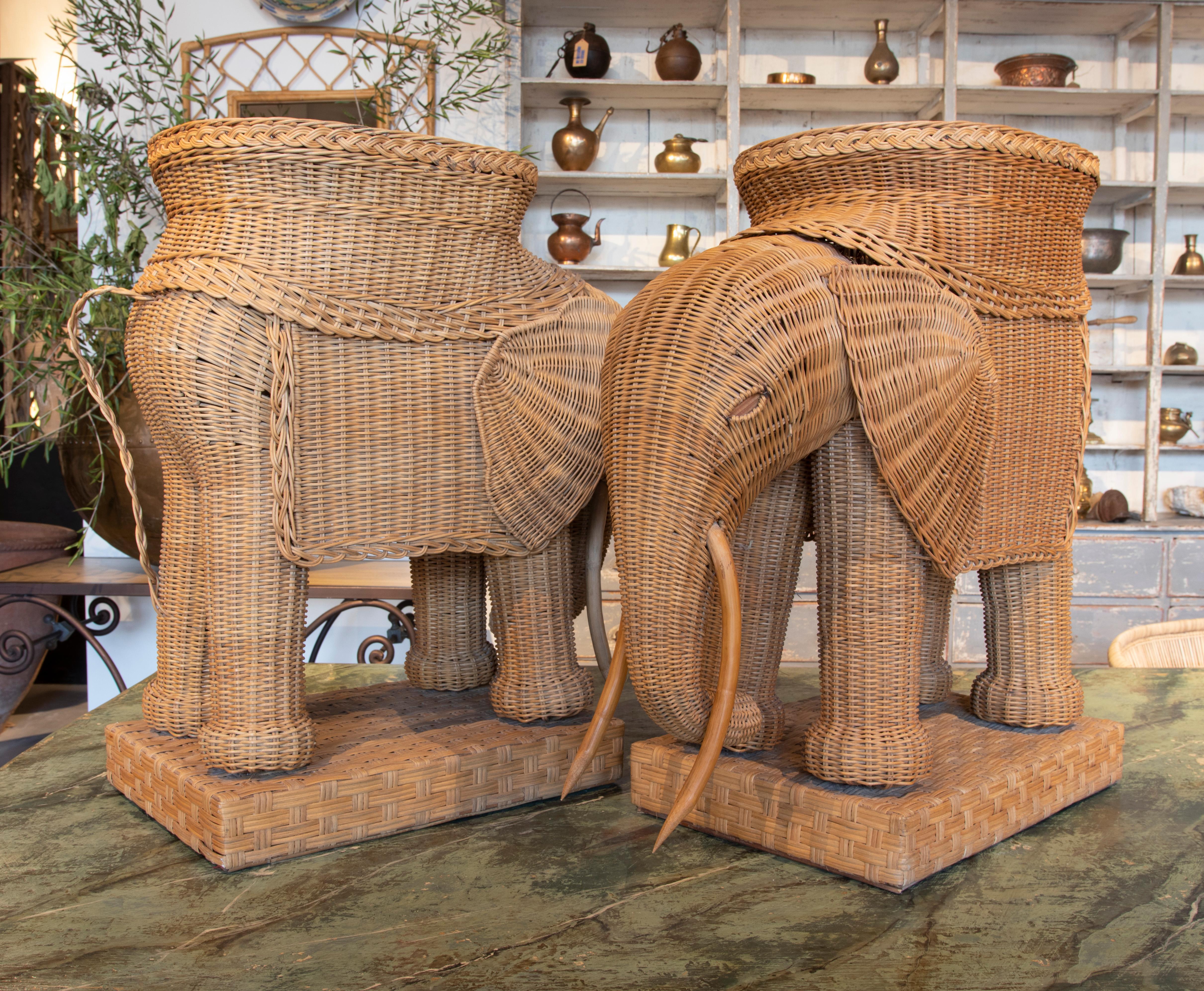 1970s Pair of Spanish Hand Woven Wicker Elephant Pedestal Side Tables In Good Condition For Sale In Marbella, ES