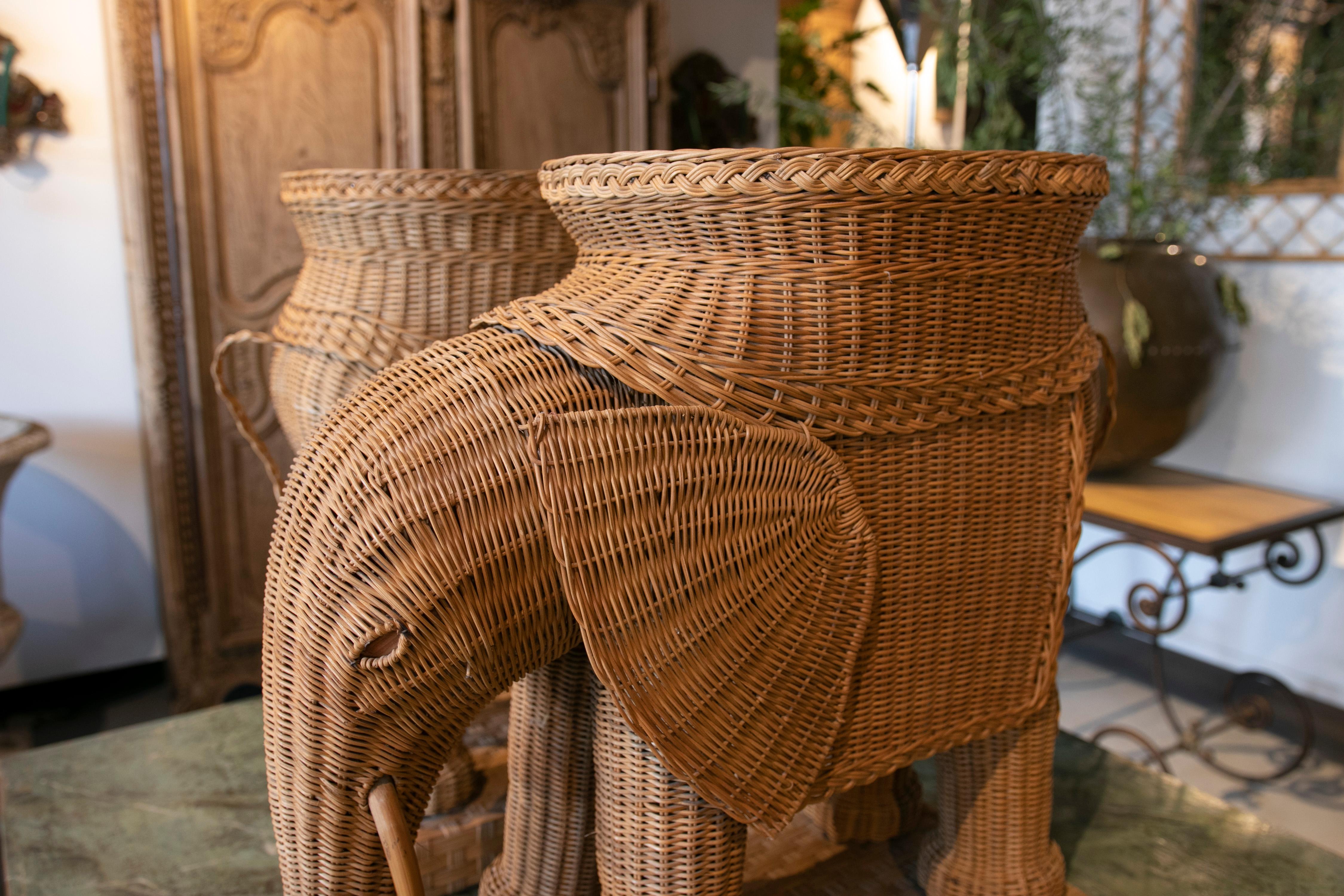 1970s Pair of Spanish Hand Woven Wicker Elephant Pedestal Side Tables For Sale 4