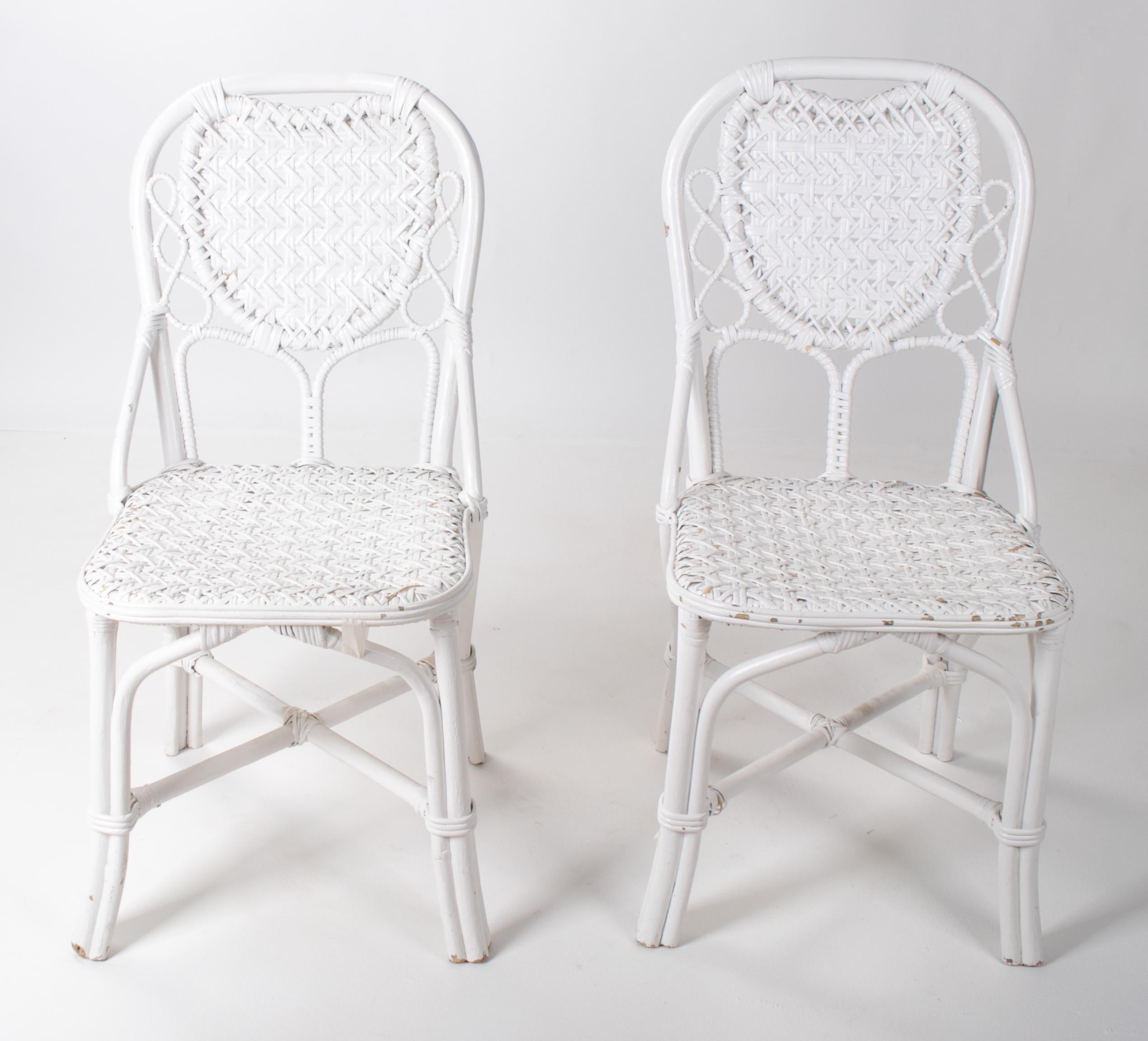 1970er Jahre Paar spanische handgefertigte weiße Holzstühle aus Korbgeflecht.