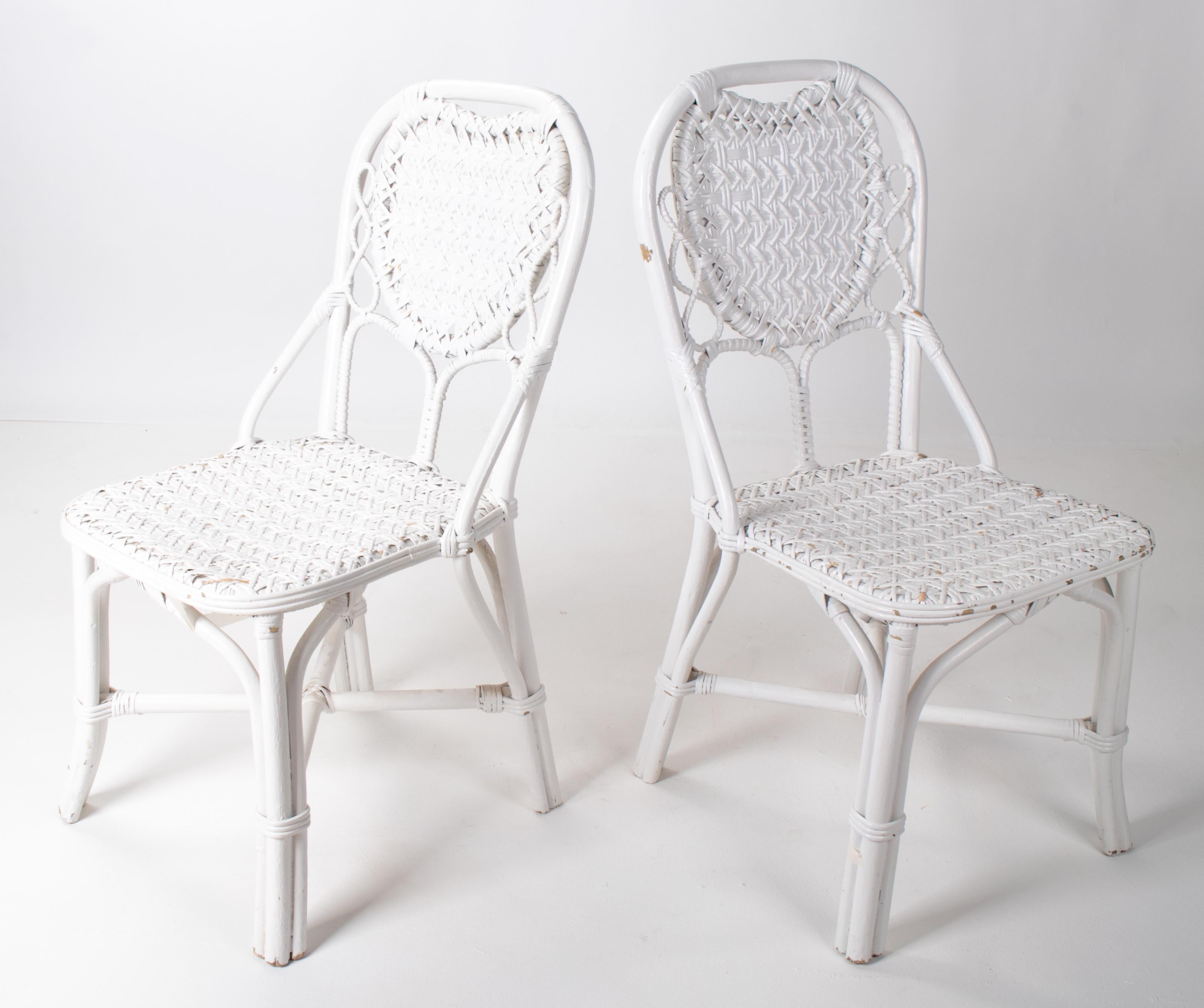 Spanische handgefertigte weiße Holzstühle aus Korbweide, 1970er Jahre, Paar im Zustand „Gut“ im Angebot in Marbella, ES