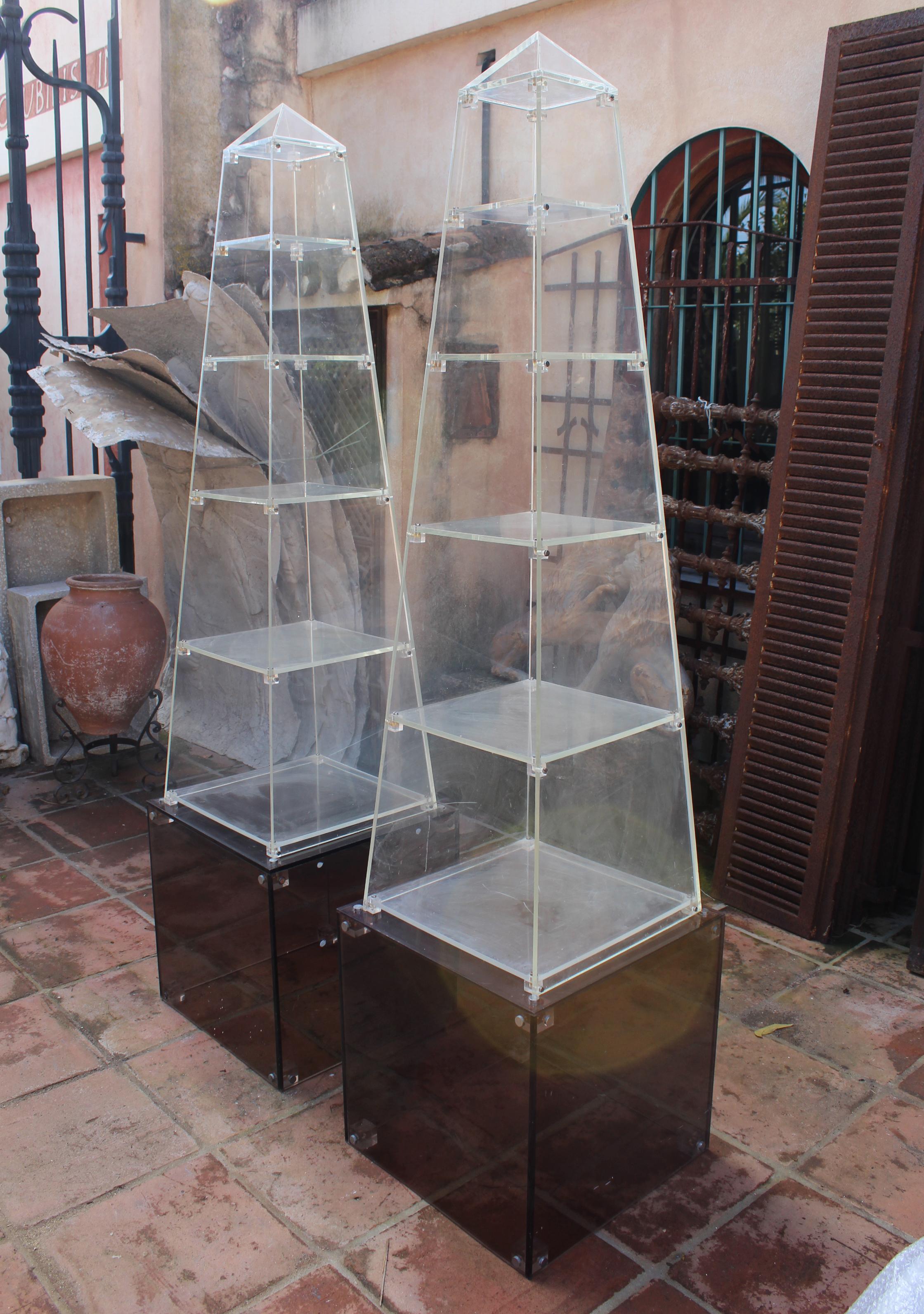 1970s pair of Spanish methacrylate plexiglass obelisk shaped book shelves. Square bases in smoked finish with the rest being clear and translucent 

Obelisk dimensions: 160 x 45 x 45
Base dimensions: 53 x 53 x 53.