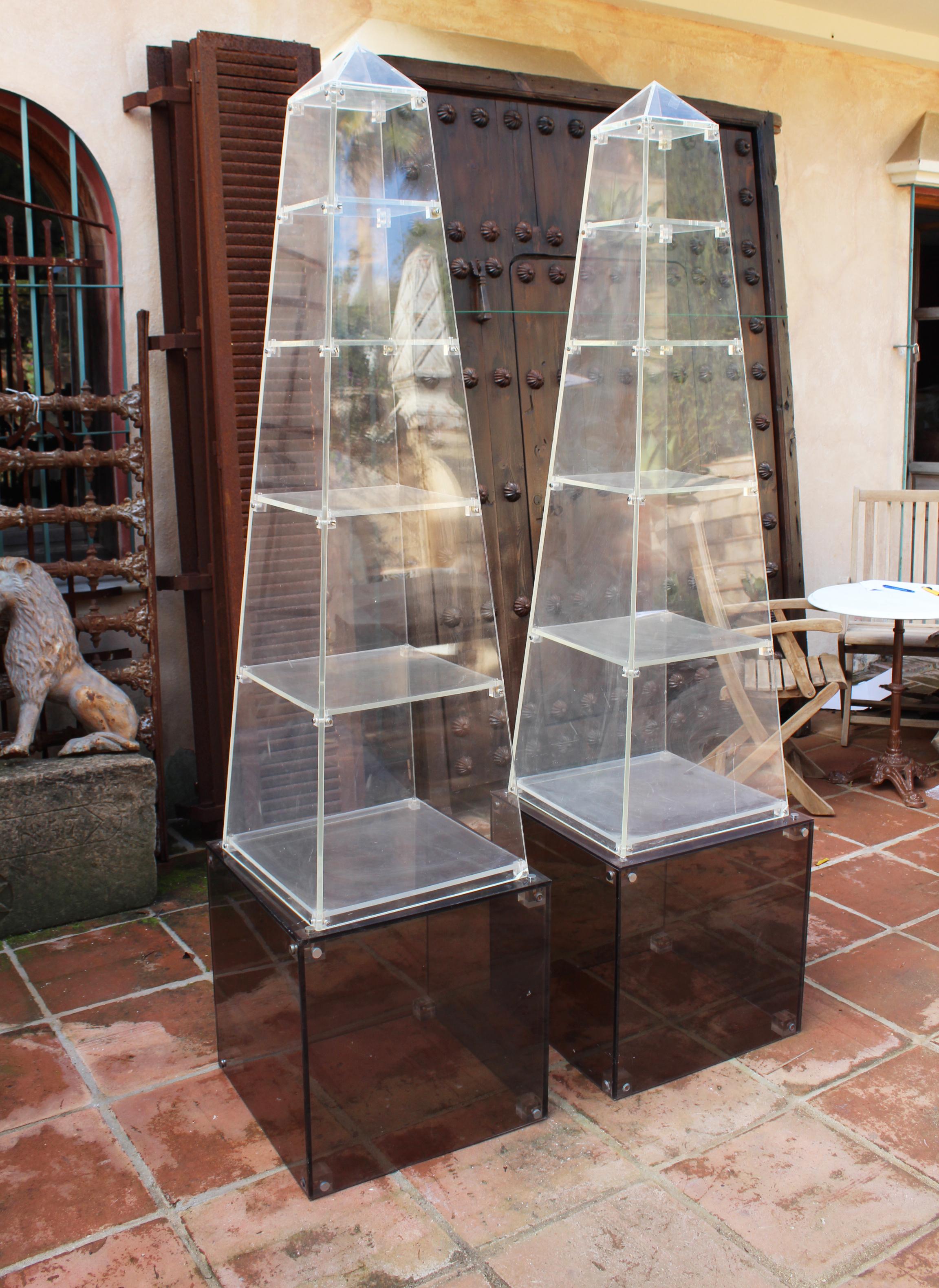 Paar spanische obeliskförmige Bücherregale aus Methacrylat-Plexiglas aus den 1970er Jahren (Französisch) im Angebot