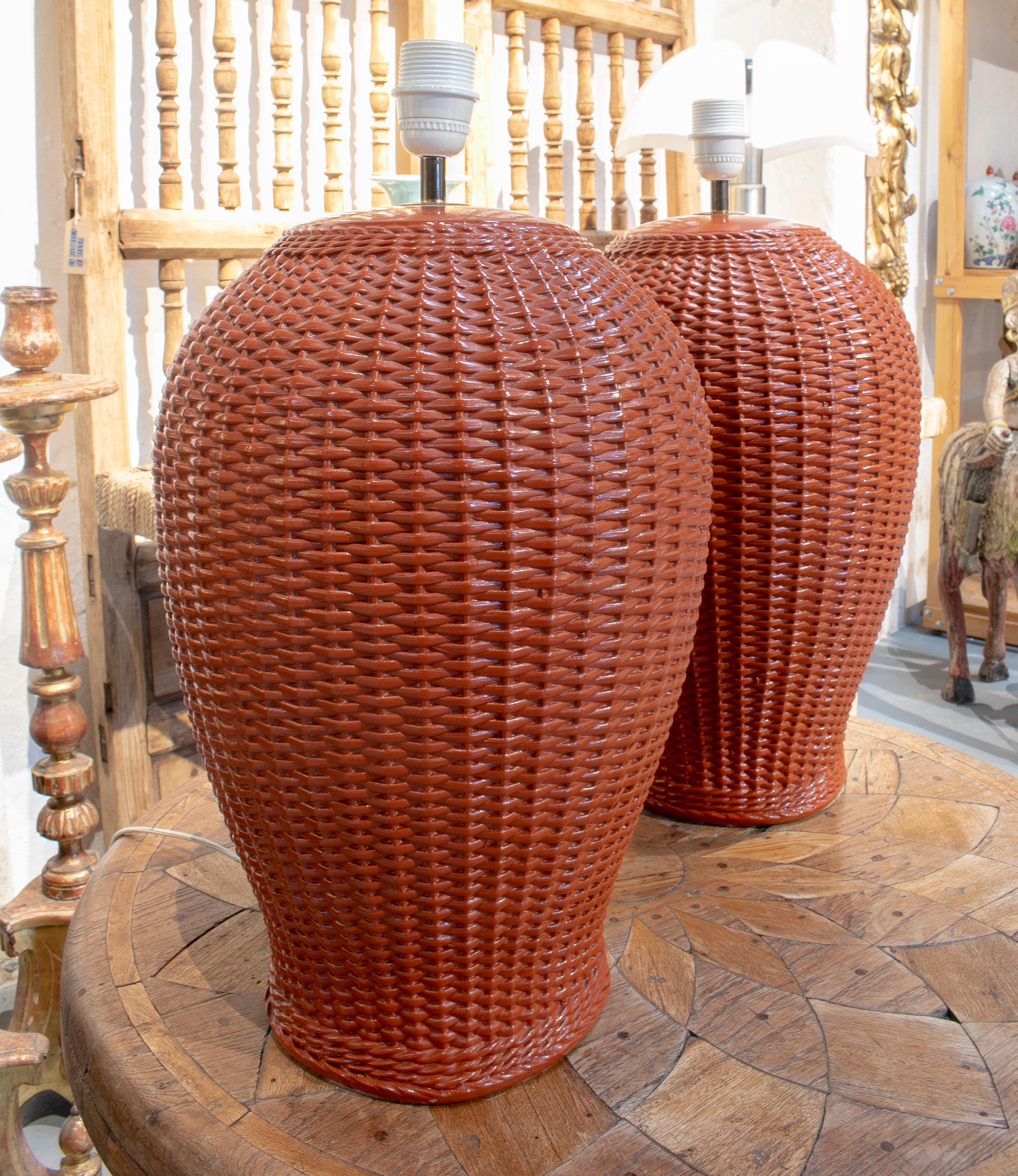 1970s Pair of Spanish Red Ceramic Table Lamps Imitating Hand Woven Wicker In Good Condition In Marbella, ES