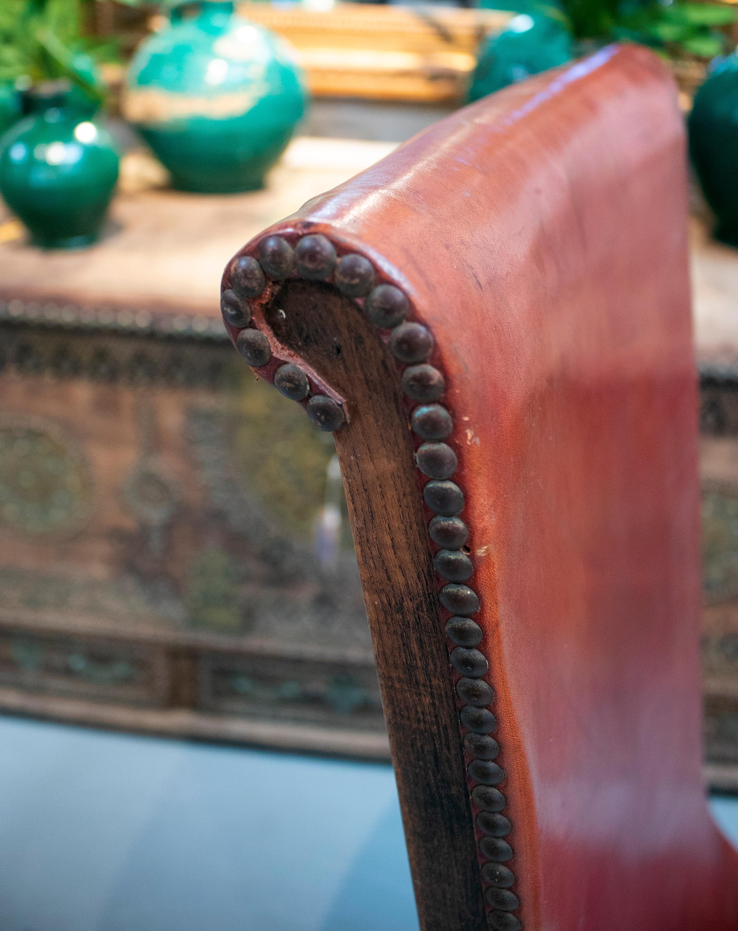 paire de chaises espagnoles à haut dossier en bois et cuir rouge des années 1970 5