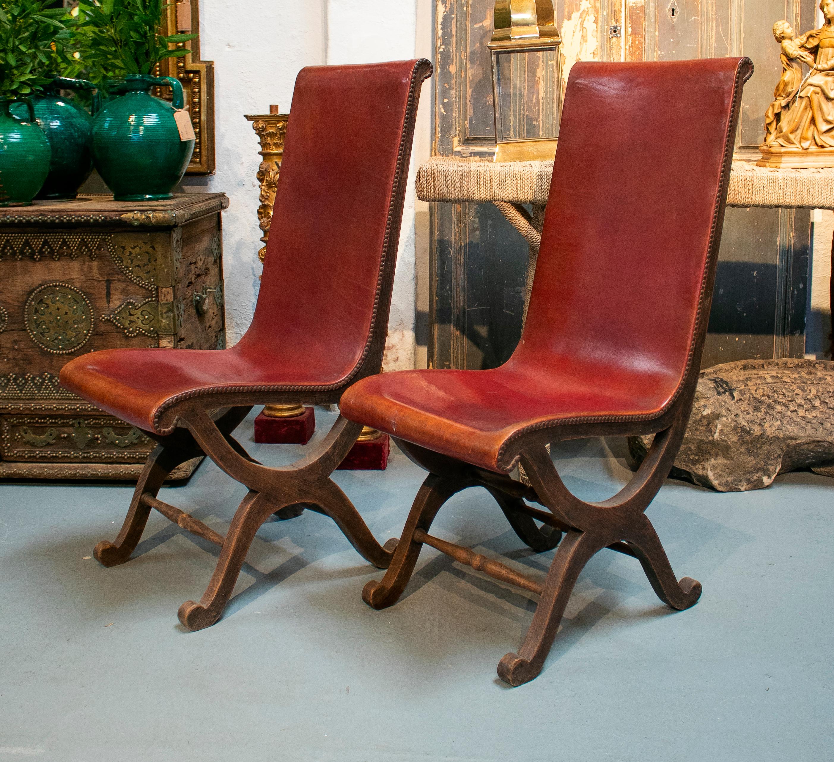 Européen paire de chaises espagnoles à haut dossier en bois et cuir rouge des années 1970