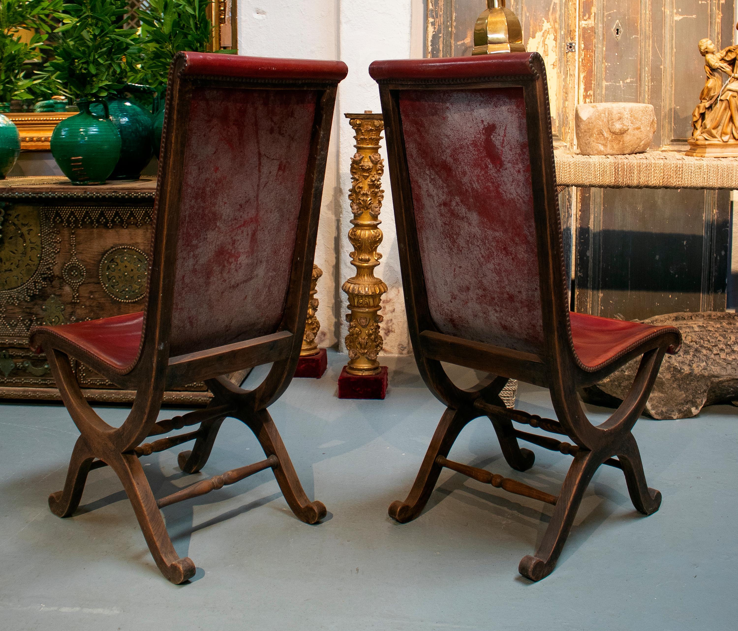 paire de chaises espagnoles à haut dossier en bois et cuir rouge des années 1970 Bon état à Marbella, ES