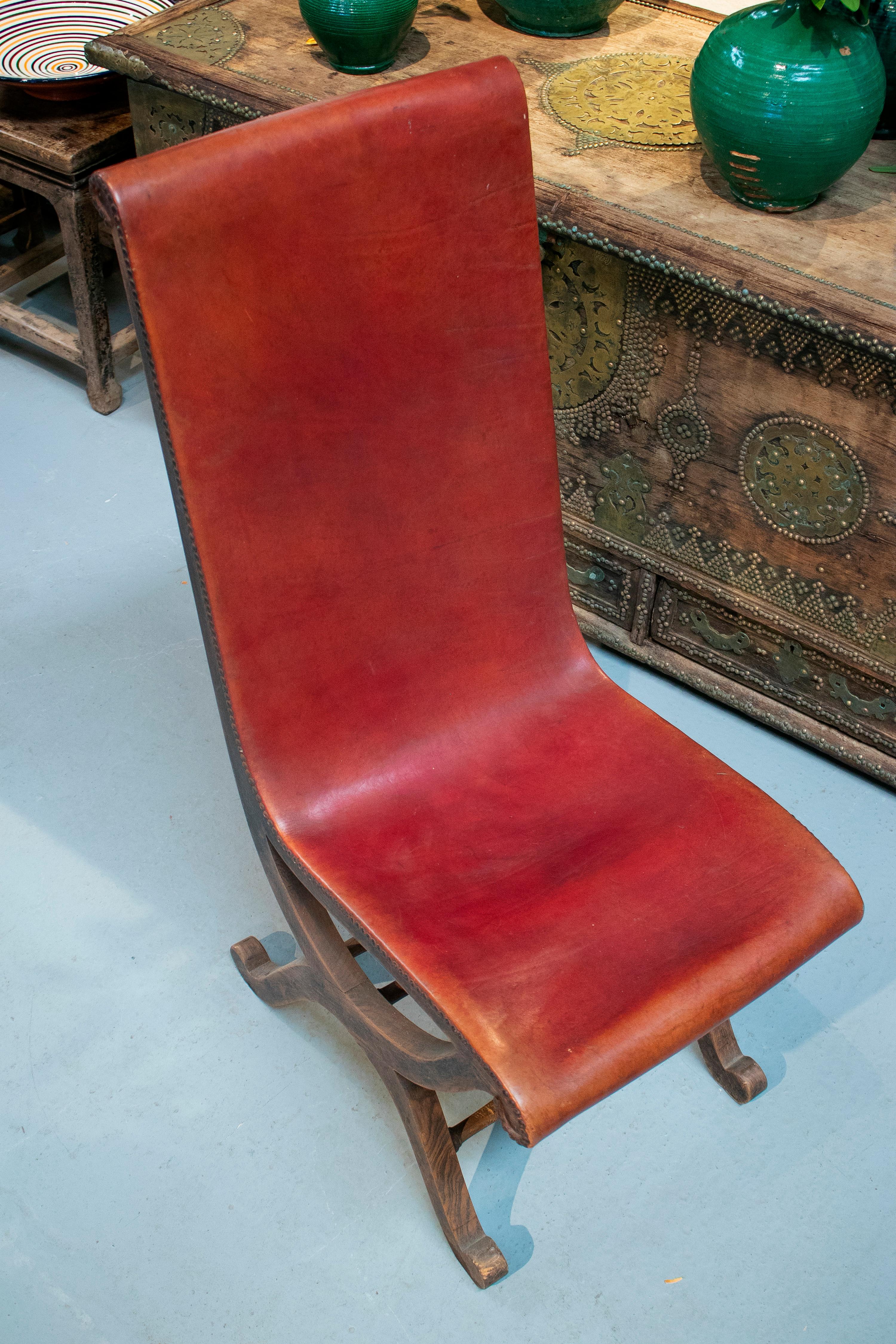 1970s Pair of Spanish Wood and Red Leather Tall Back Chairs For Sale 1