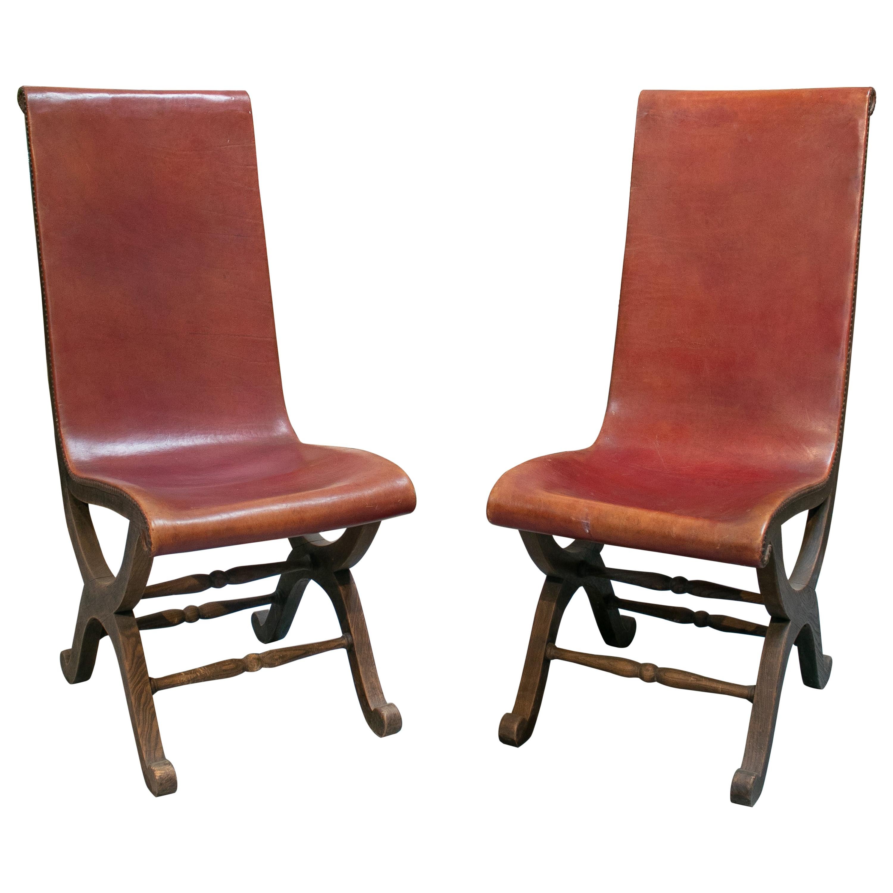 paire de chaises espagnoles à haut dossier en bois et cuir rouge des années 1970