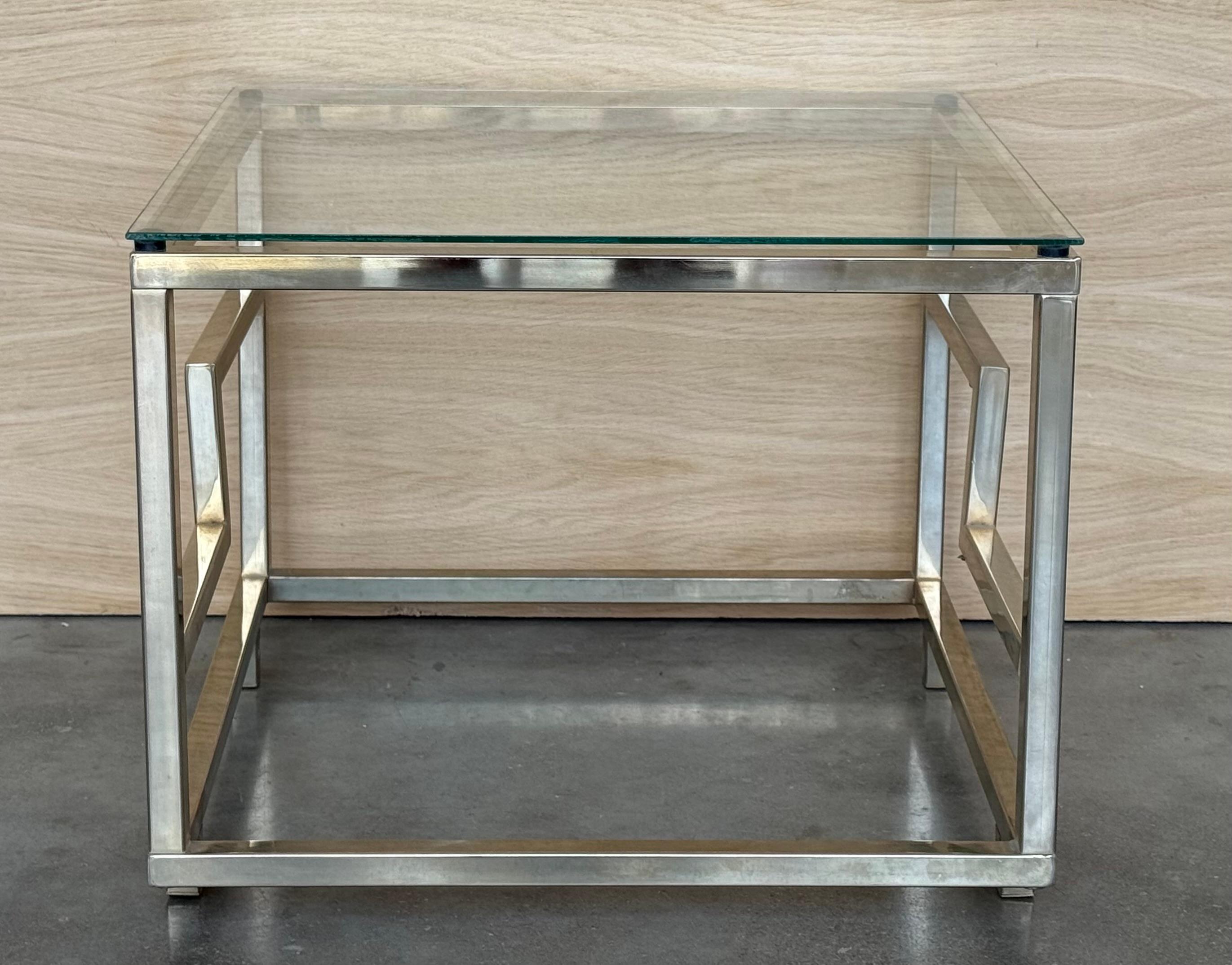 Coppia di oggetti geometrici  tavolini/tavolini in ottone alla maniera di Guy Lefevre, con piani in vetro trasparente. I tavoli sono molto versatili e possono essere uniti per formare un grande tavolino da caffè. Le cornici hanno acquisito una bella