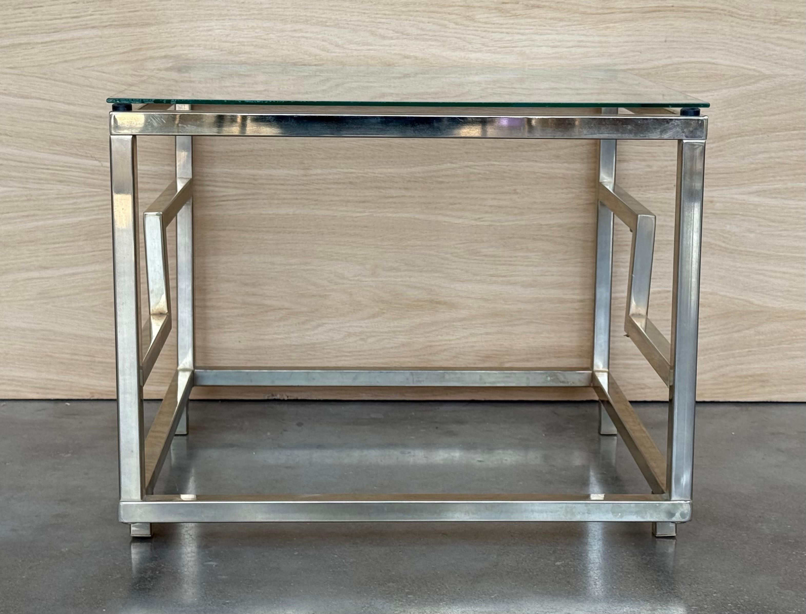 Mid-Century moderno Coppia di  Tavolini quadrati in ottone e vetro strutturale, italiani in vendita