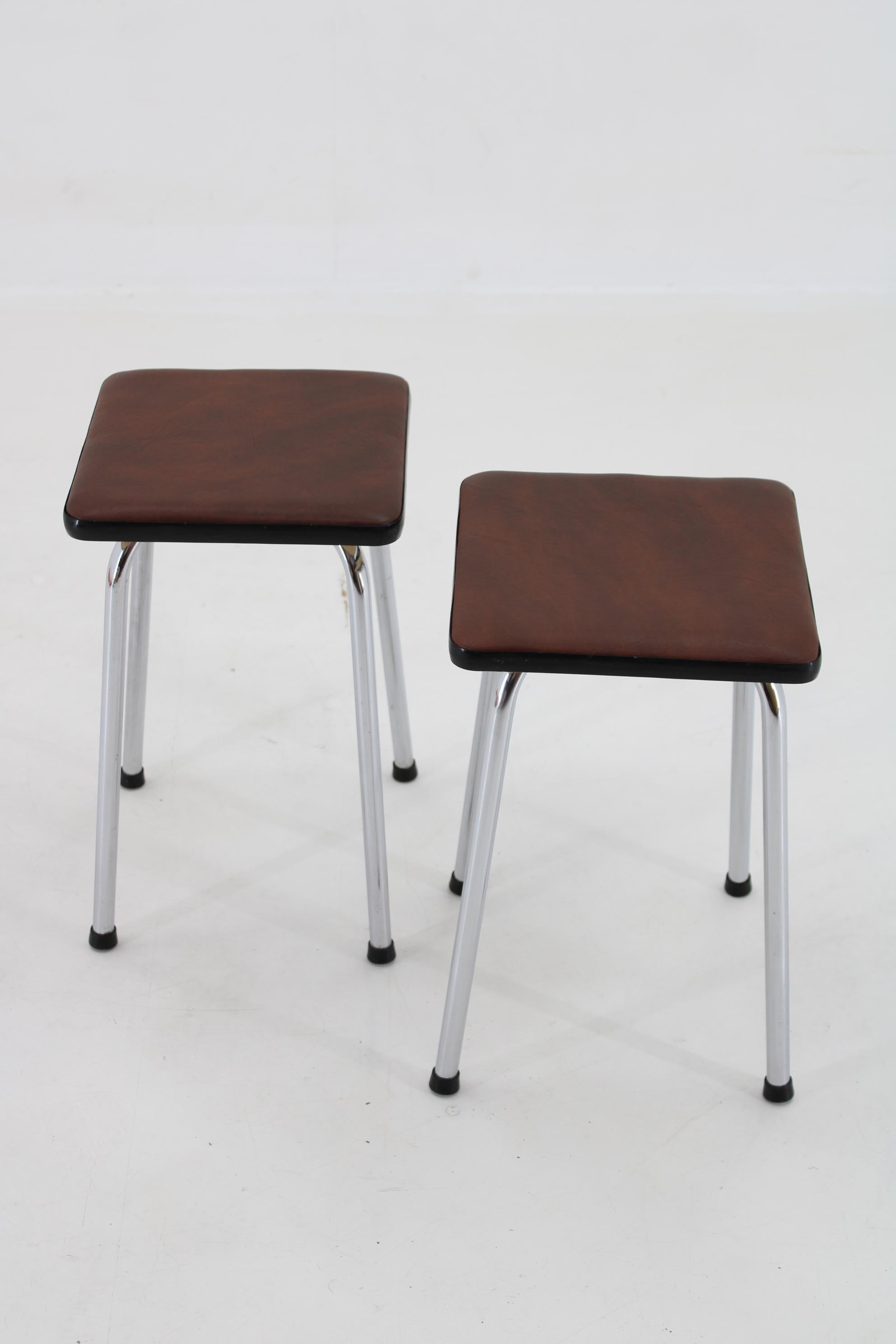 Mid-Century moderno Coppia di sgabelli anni '70 con rivestimento in similpelle, Cecoslovacchia in vendita
