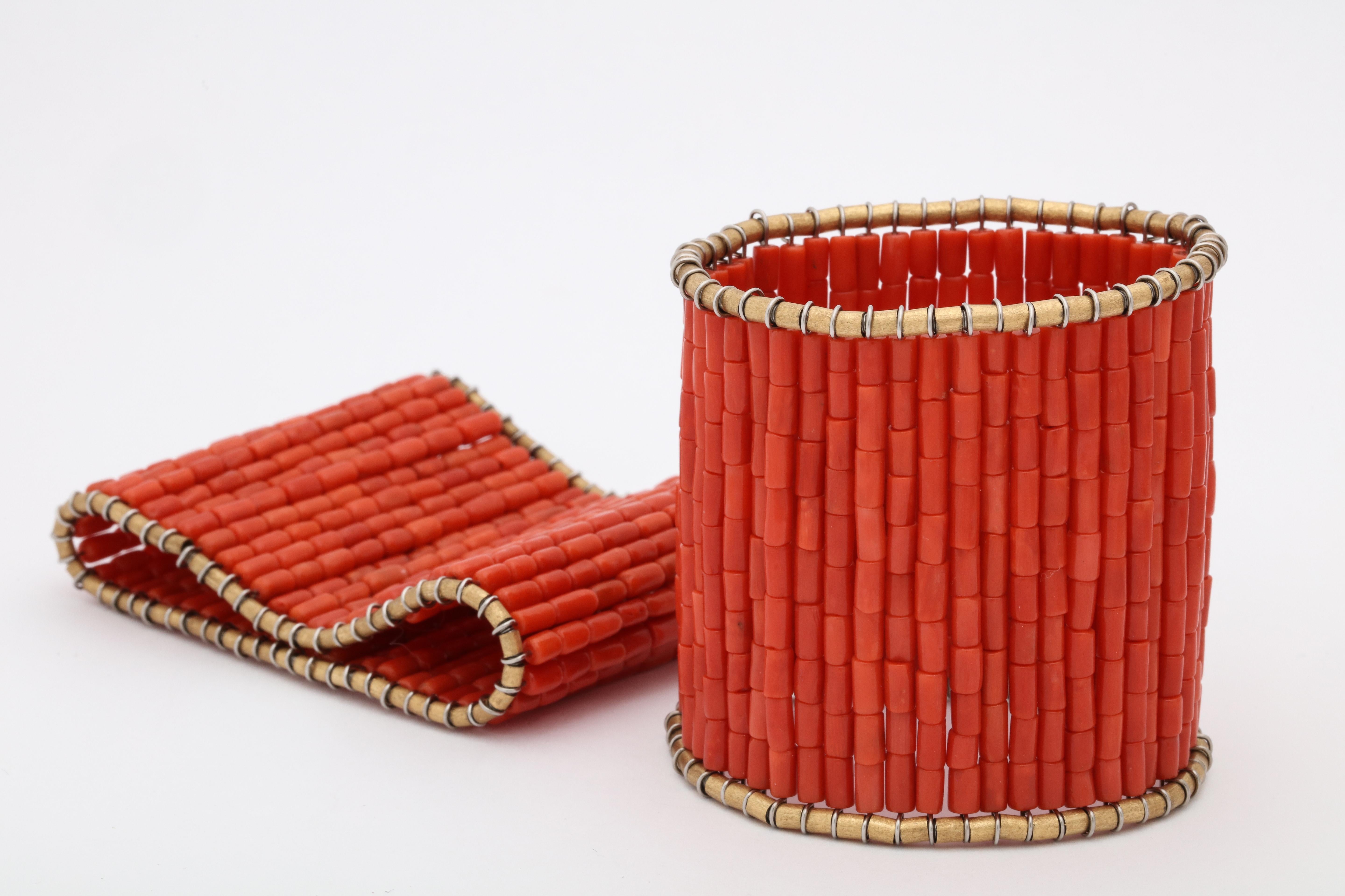 1970er Jahre Paar Stretchy One Size Fits All Large Coral Flexible Gold Manschette Armband 1