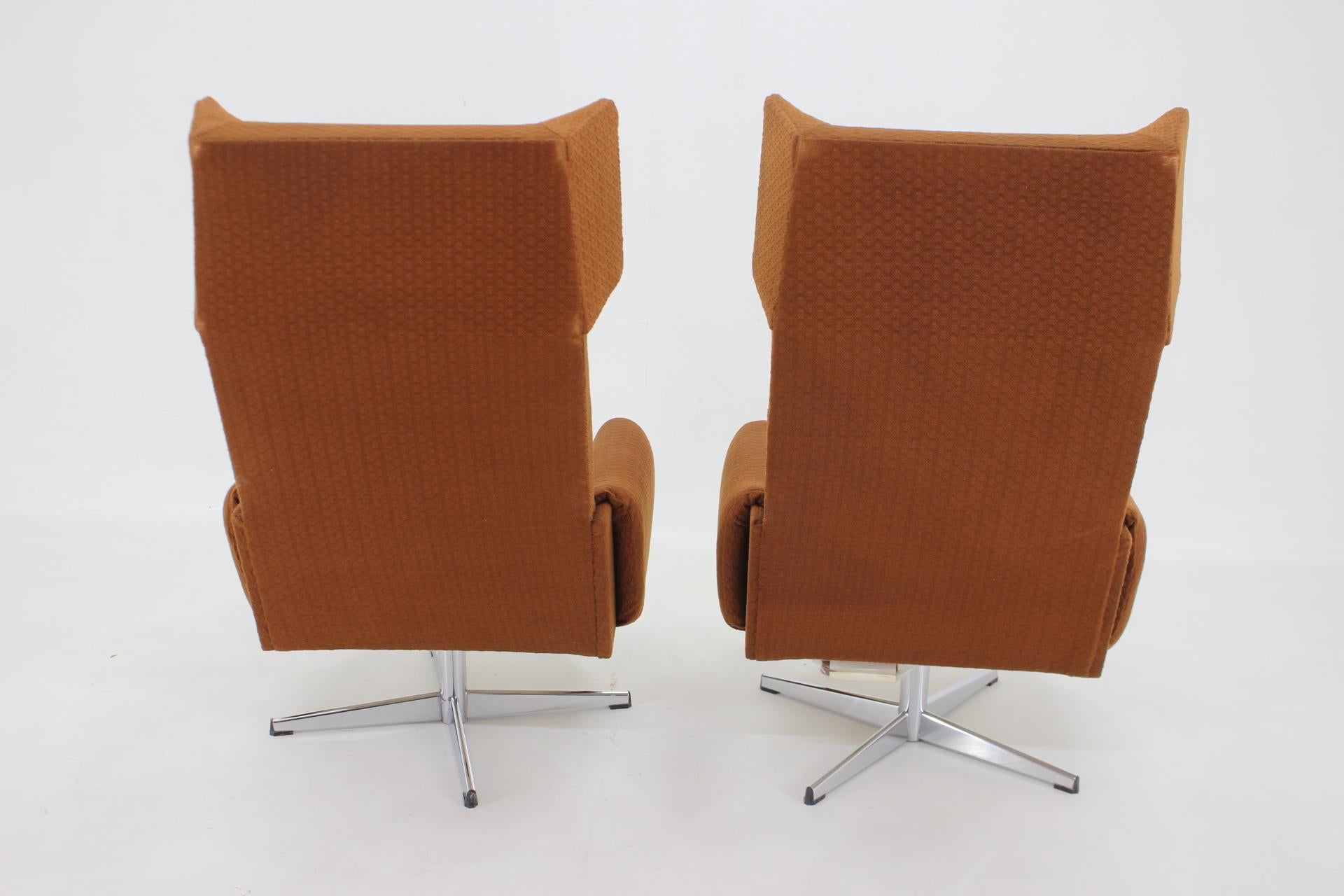 Tissu Paire de fauteuils pivotants à oreilles des années 1970 ,Tchécoslovaquie