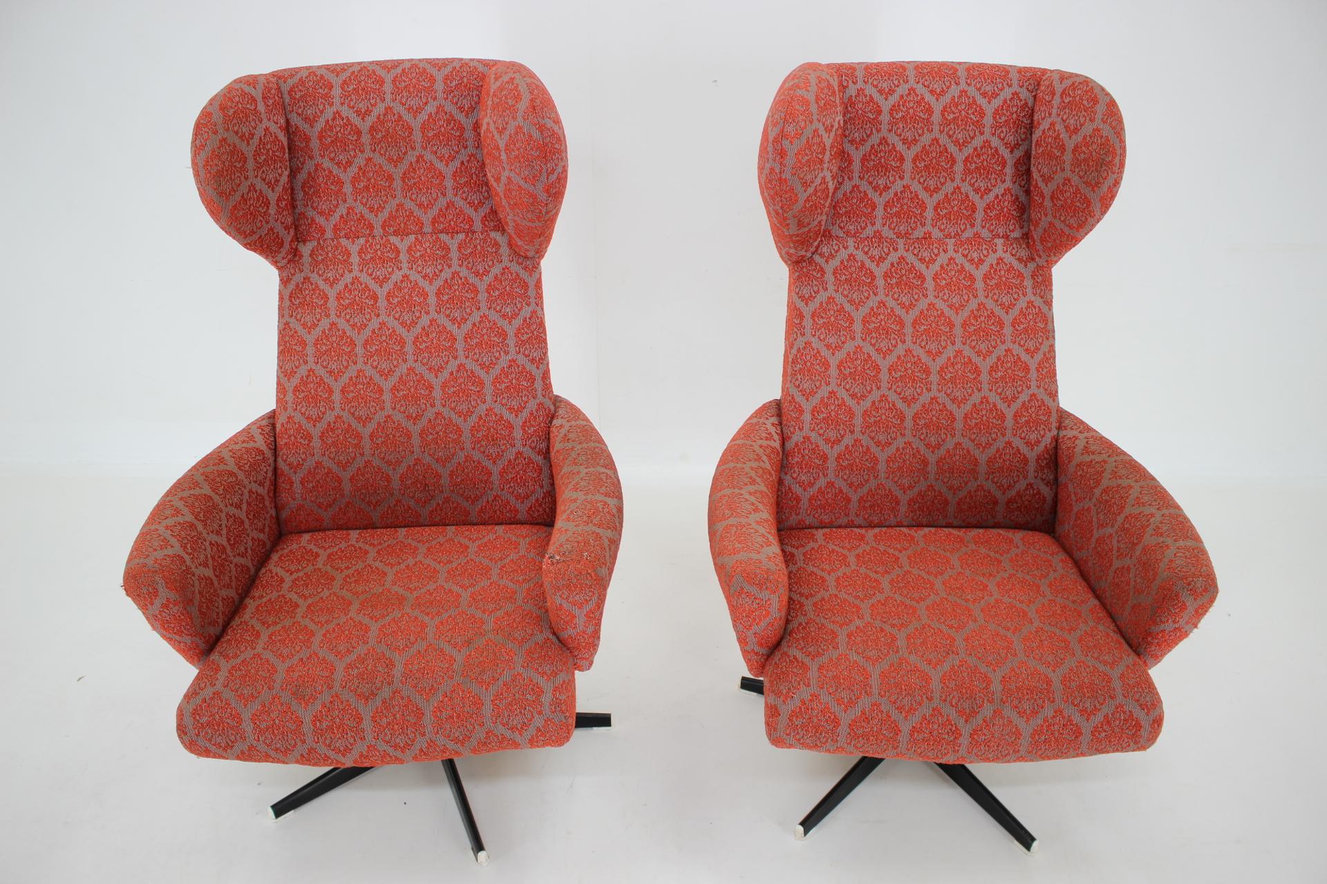 1970s Pair of Swivel Wingback Armchairs, Czechoslovakia In Good Condition For Sale In Praha, CZ