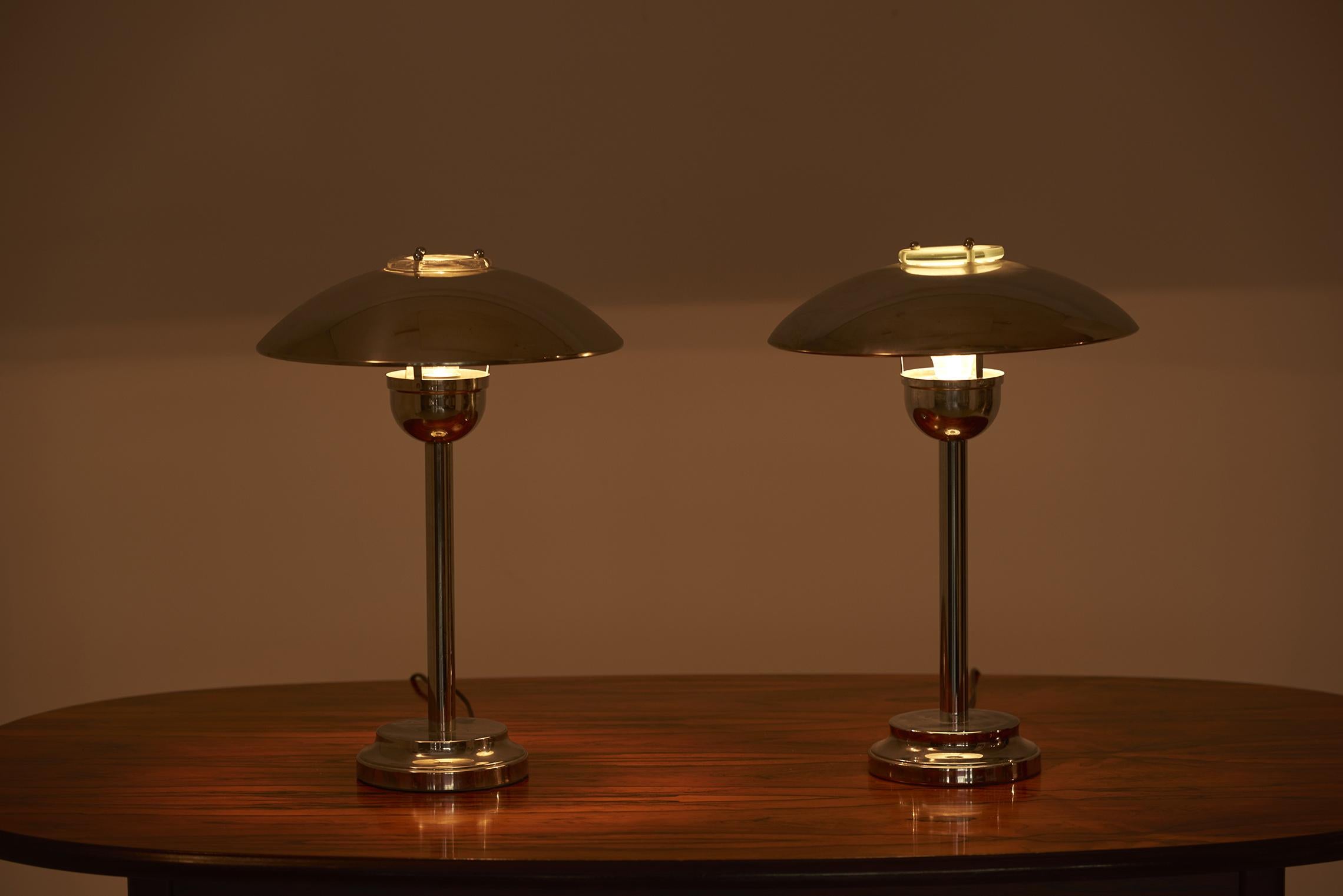 1970er Paar Tischlampen aus poliertem Stahl / Chrom im Zustand „Gut“ im Angebot in Berlin, DE