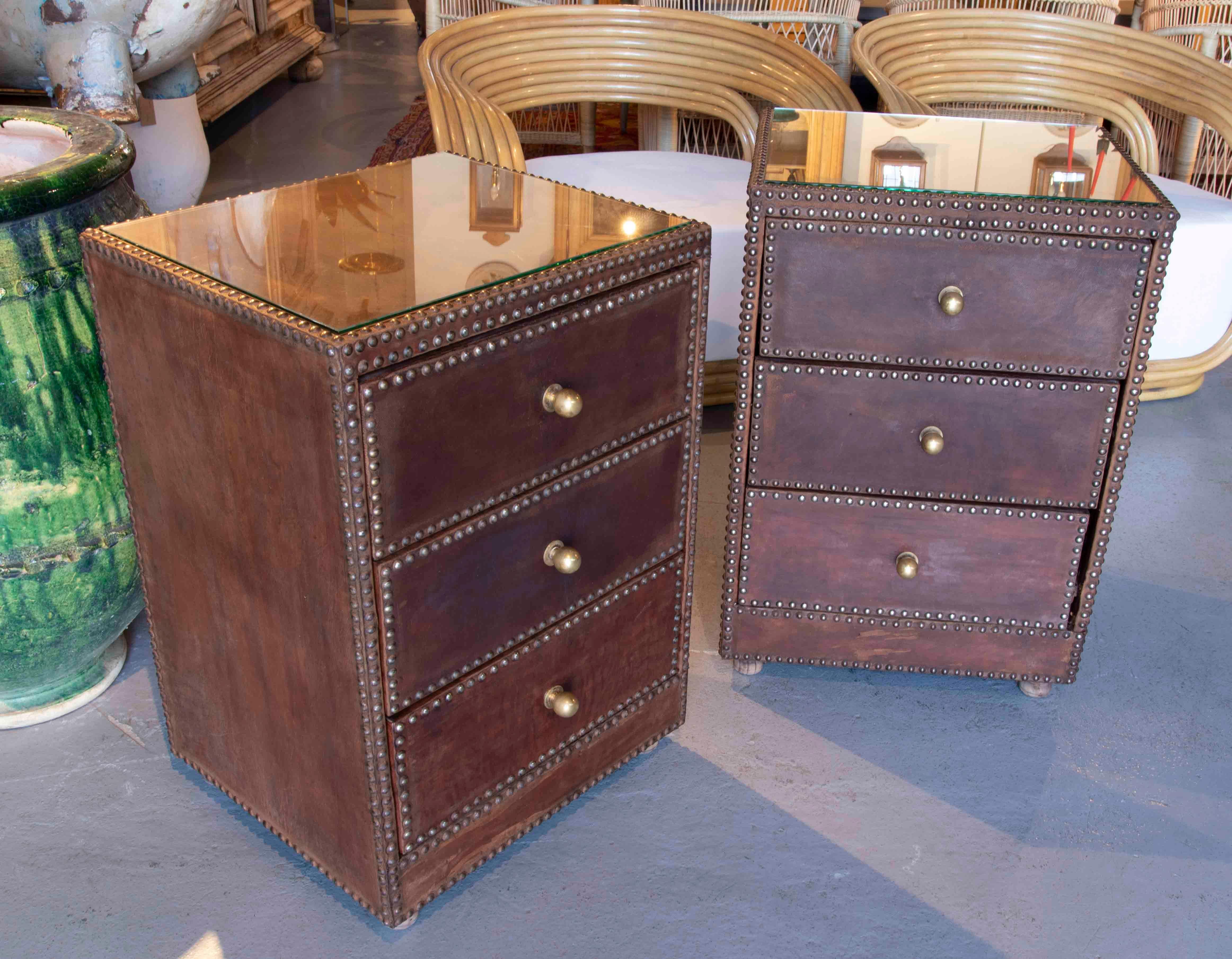 1970s Pair of Tables with Drawers, Studded Leather and Brass Handles  In Good Condition For Sale In Marbella, ES