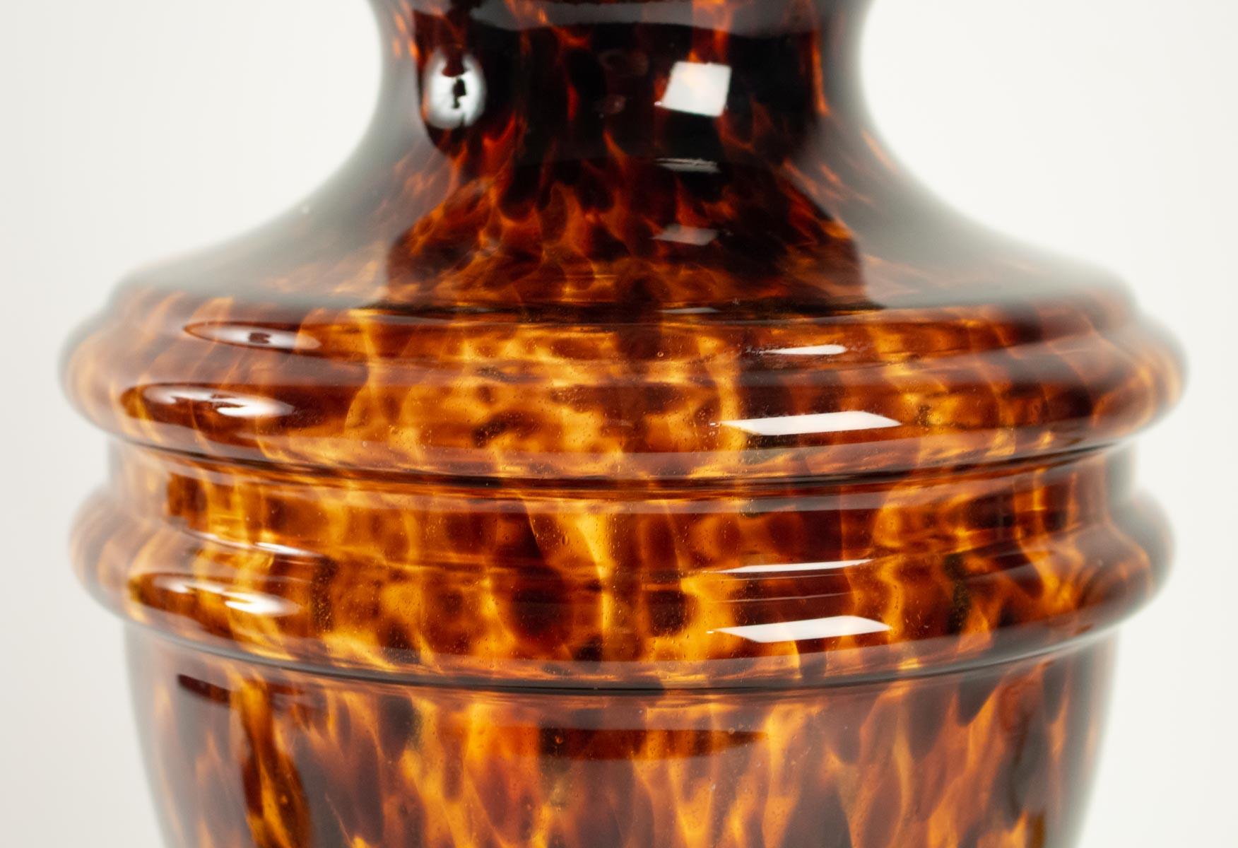 1970s pair of tortoise shell glass Medicis vase lamps.

Pair of 1970s Medicis vase shaped lamp base made of amber glass with tortoise shell pattern.
One bulb per lamp.