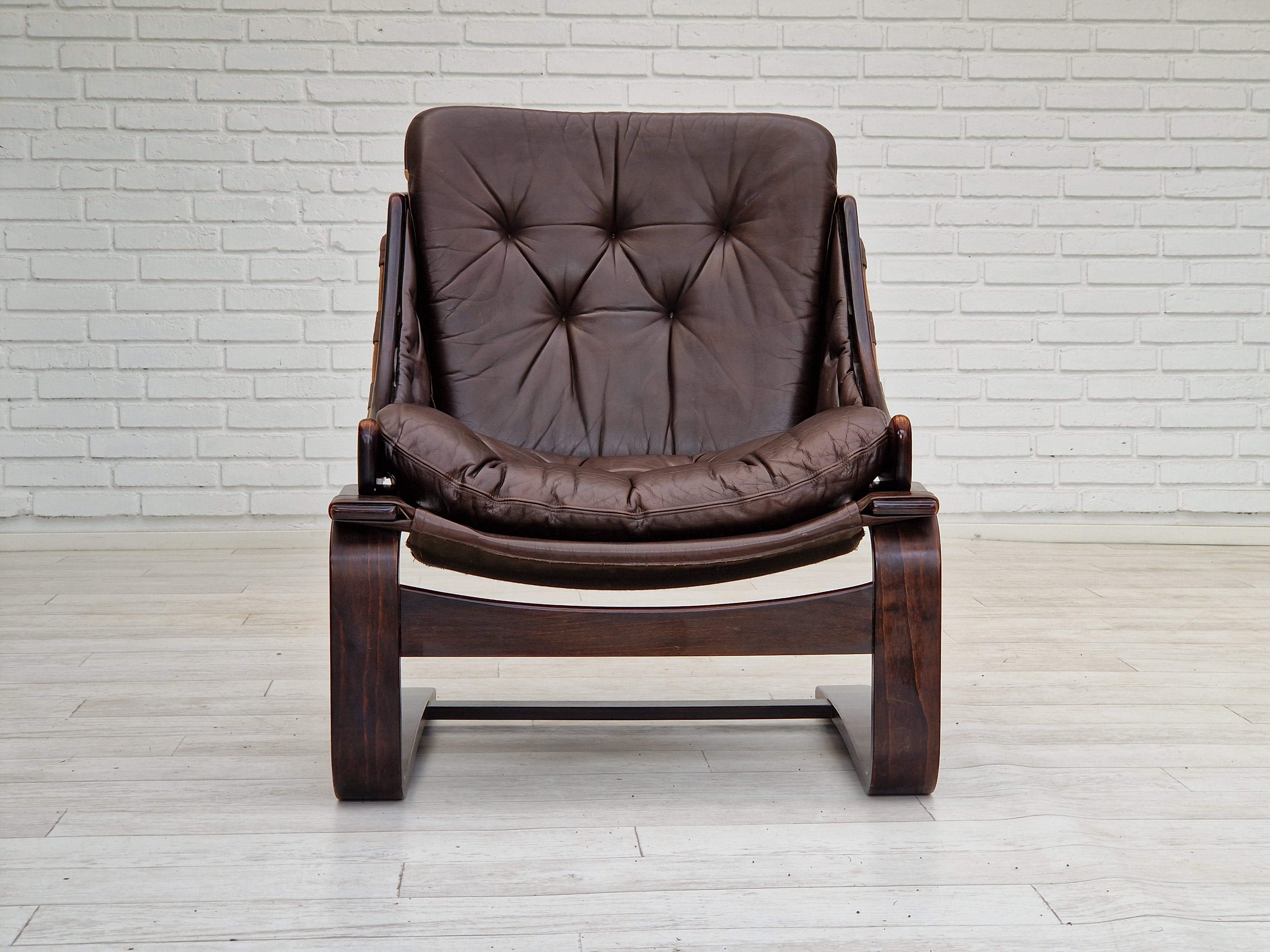 1970s, Brown leather lounge chair by Ake Fribytter for Nelo Sweden. Original very good condition: no smells and no stains. Loose cushions in brown leather, dark brown plywood, brown canvas fabric, natur leather straps.