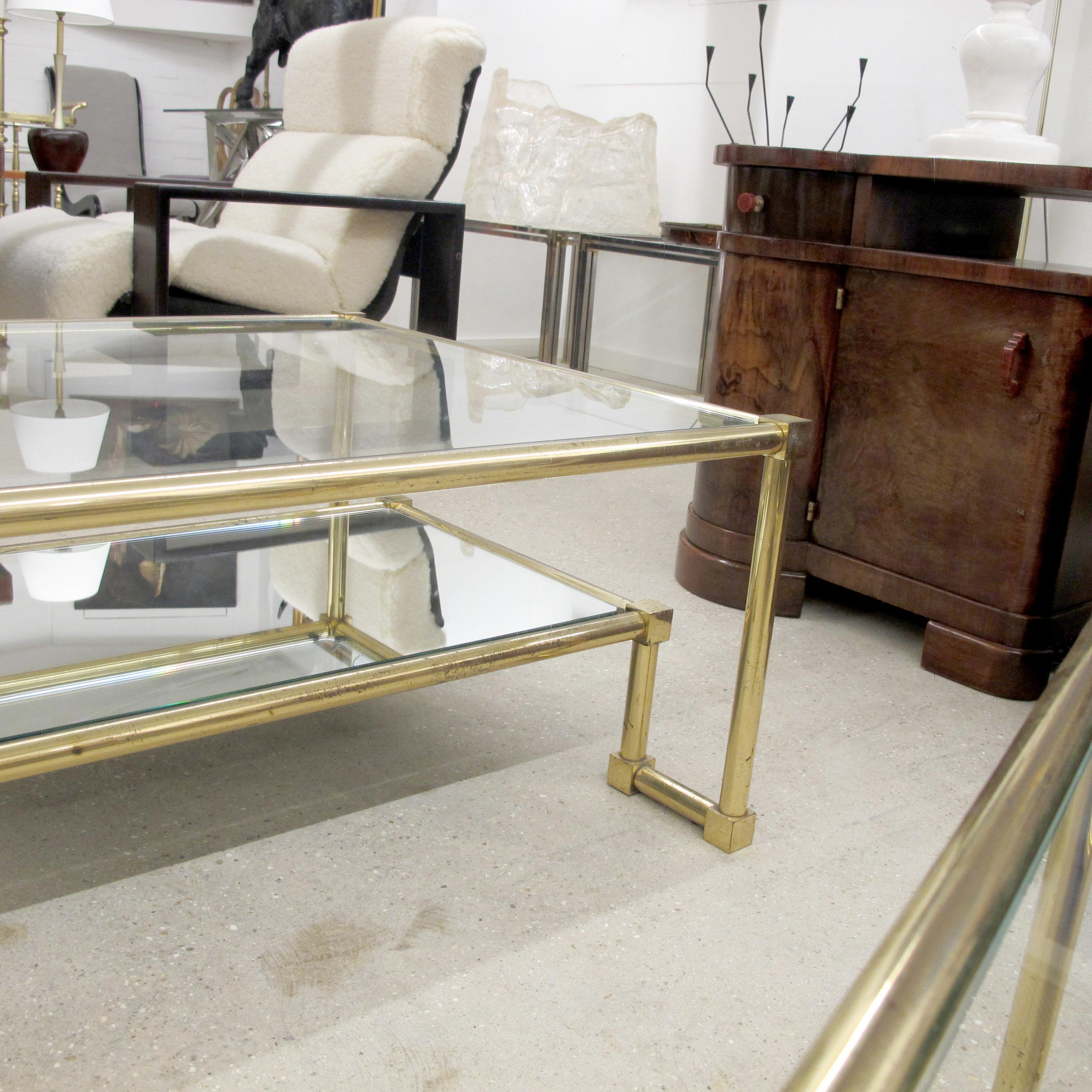 1970 Paire de tables basses carrées à deux plateaux en laiton et verre, françaises en vente 2