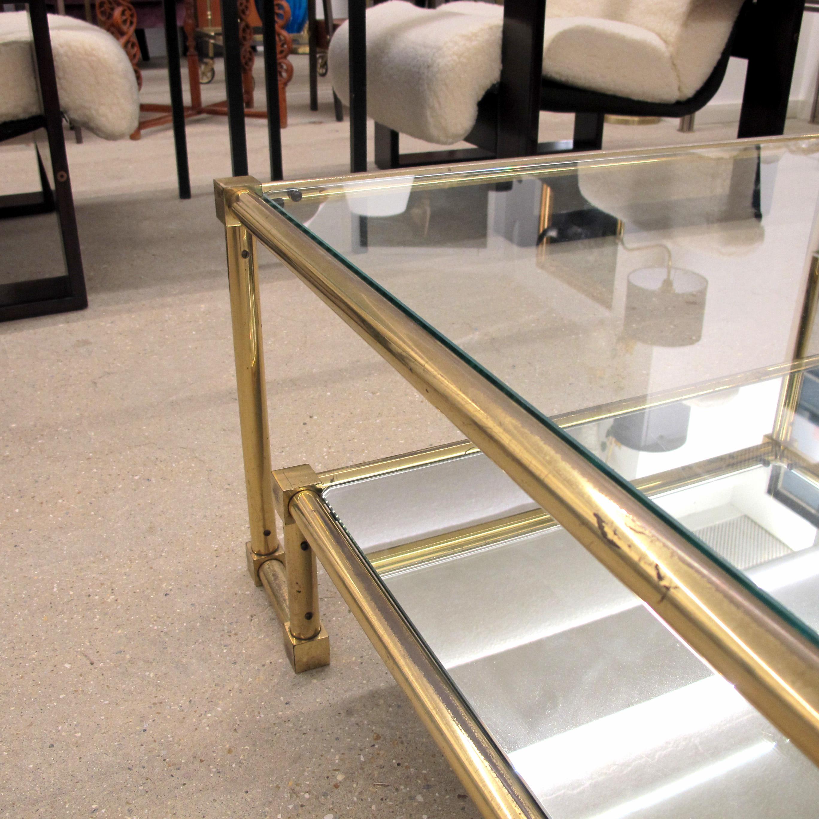 1970 Paire de tables basses carrées à deux plateaux en laiton et verre, françaises en vente 3